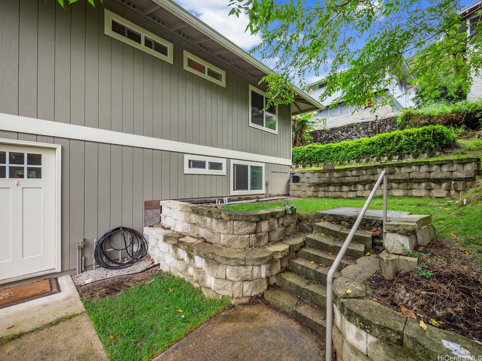 2465  Lamaku Place Palolo, Diamond Head home - photo 2 of 25