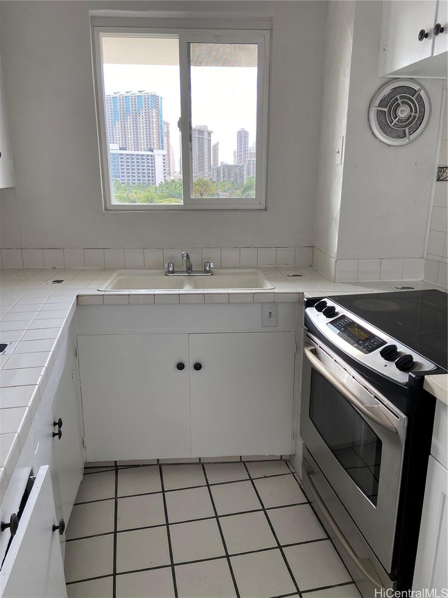 Niihau Apts Inc condo # 801, Honolulu, Hawaii - photo 3 of 8