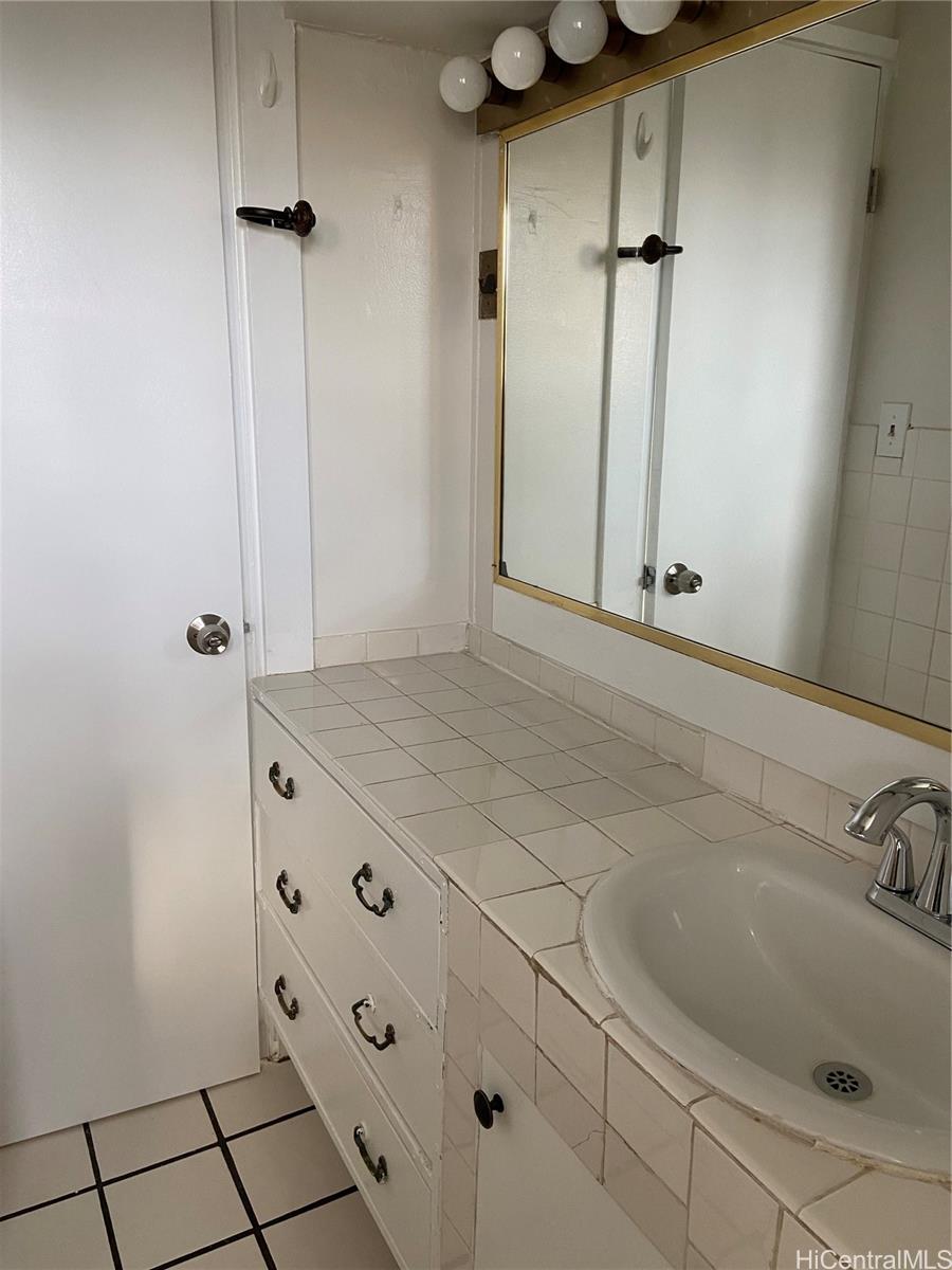 Niihau Apts Inc condo # 801, Honolulu, Hawaii - photo 7 of 8