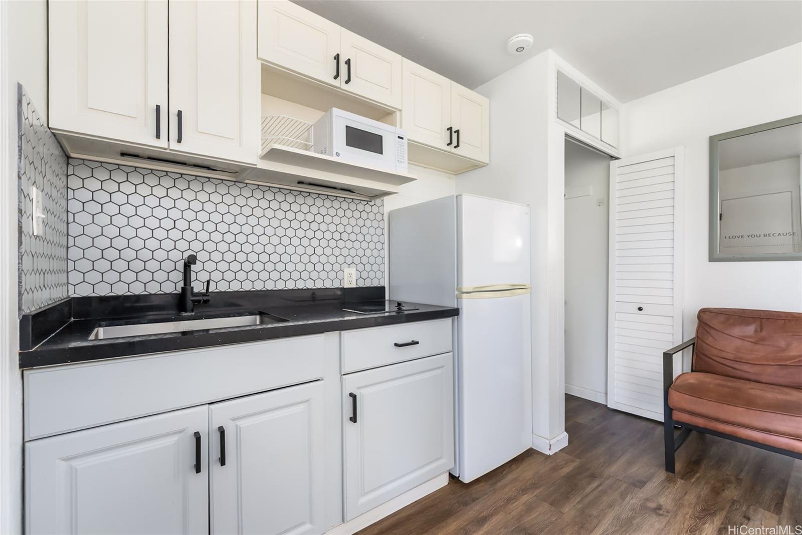 Pacific Islander condo # 402, Honolulu, Hawaii - photo 4 of 25