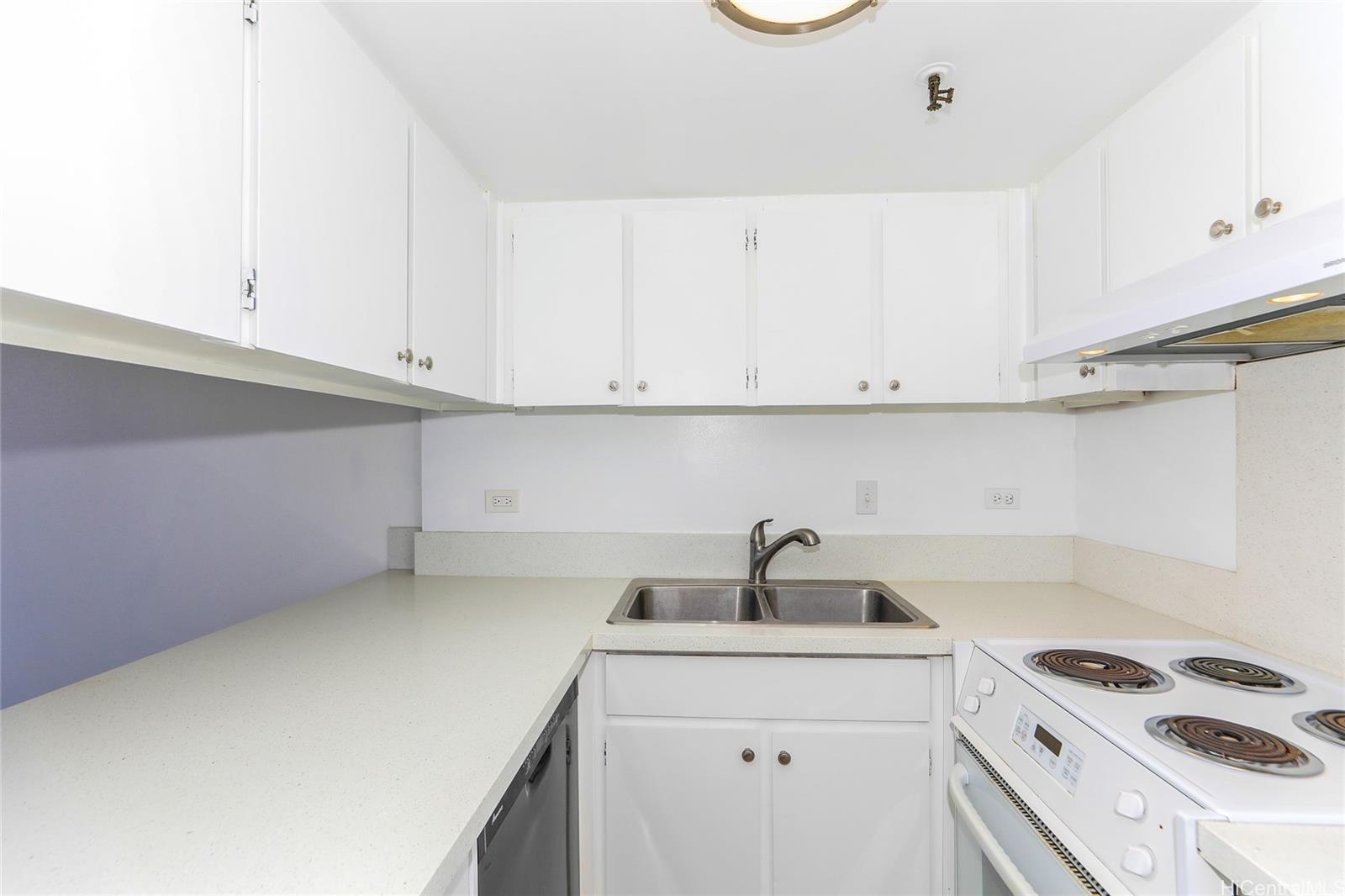 Iolani Court Plaza condo # 1004, Honolulu, Hawaii - photo 6 of 24