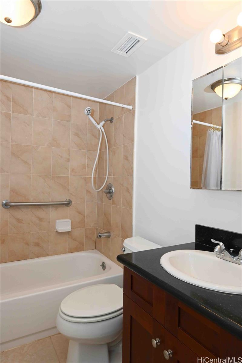 Iolani Court Plaza condo # 1404, Honolulu, Hawaii - photo 9 of 11