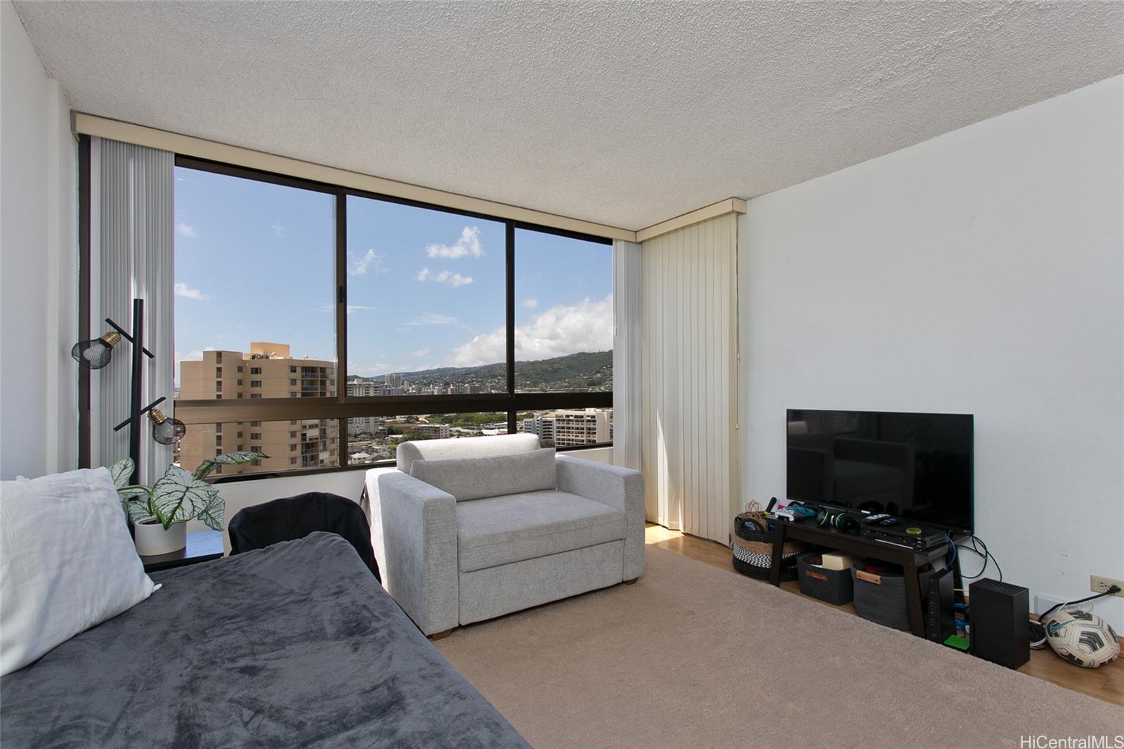 Iolani Court Plaza condo # 1906, Honolulu, Hawaii - photo 2 of 15