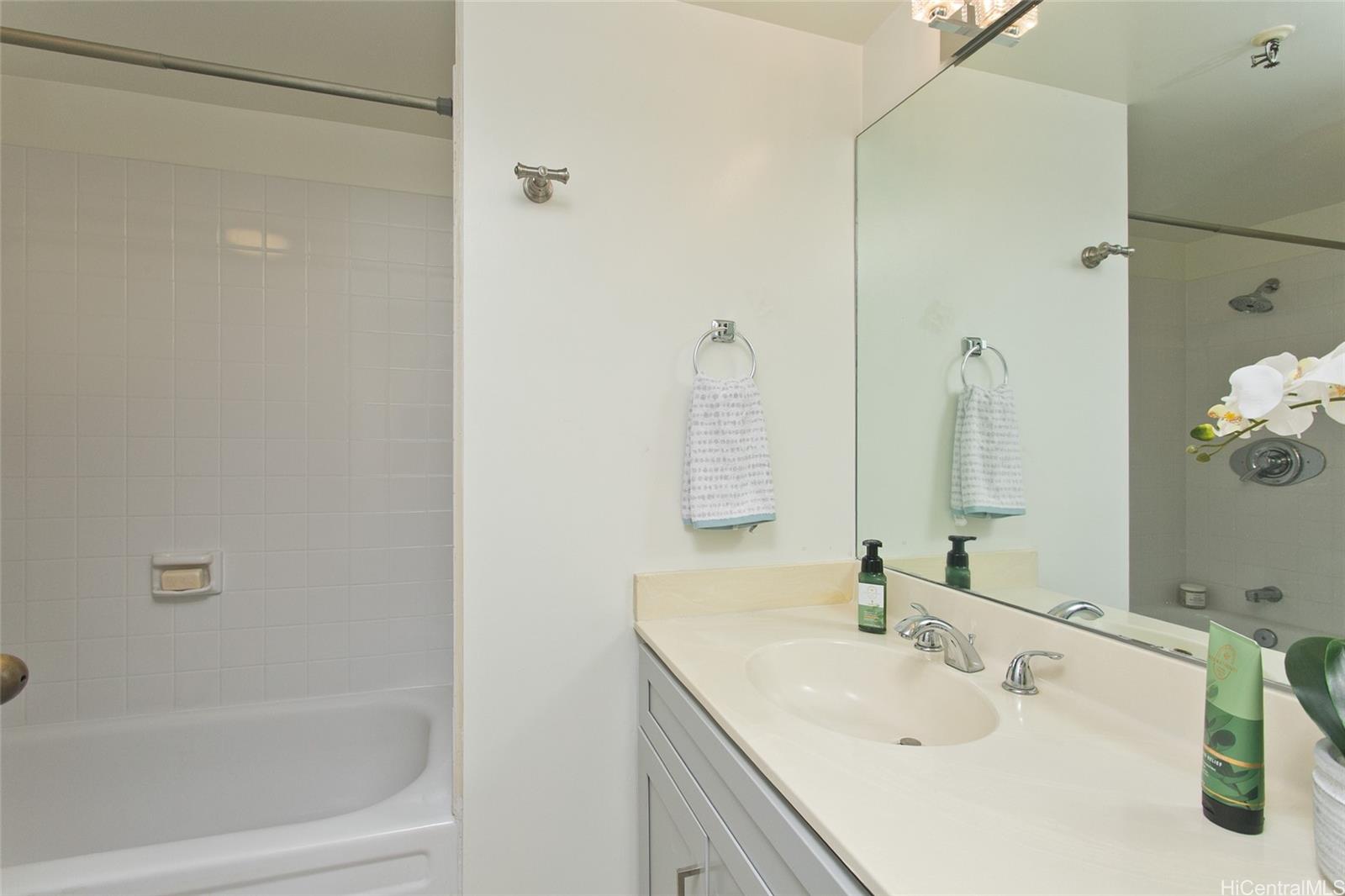 Iolani Court Plaza condo # 2008, Honolulu, Hawaii - photo 11 of 17