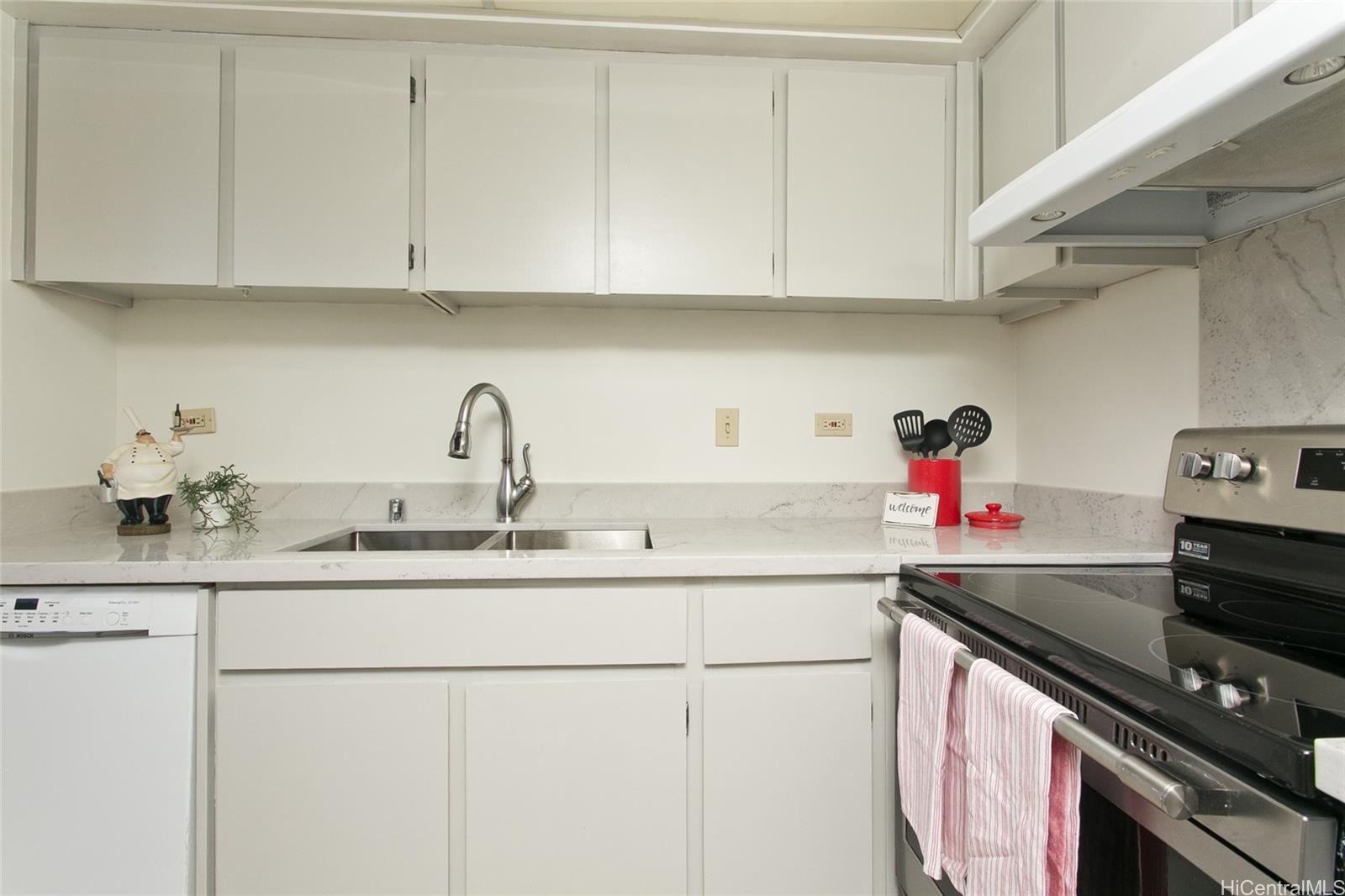 Iolani Court Plaza condo # 2008, Honolulu, Hawaii - photo 4 of 17