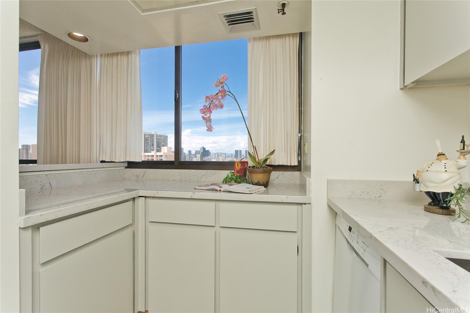 Iolani Court Plaza condo # 2008, Honolulu, Hawaii - photo 5 of 17