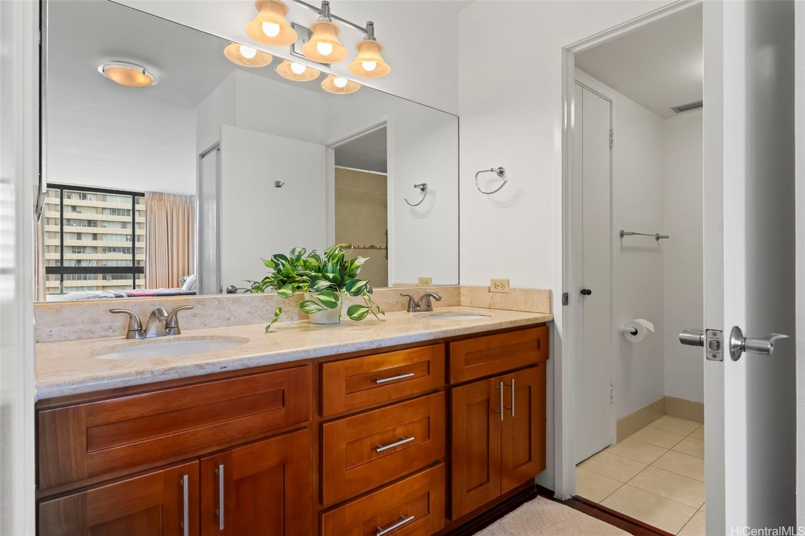 Iolani Court Plaza condo # 2201, Honolulu, Hawaii - photo 15 of 25