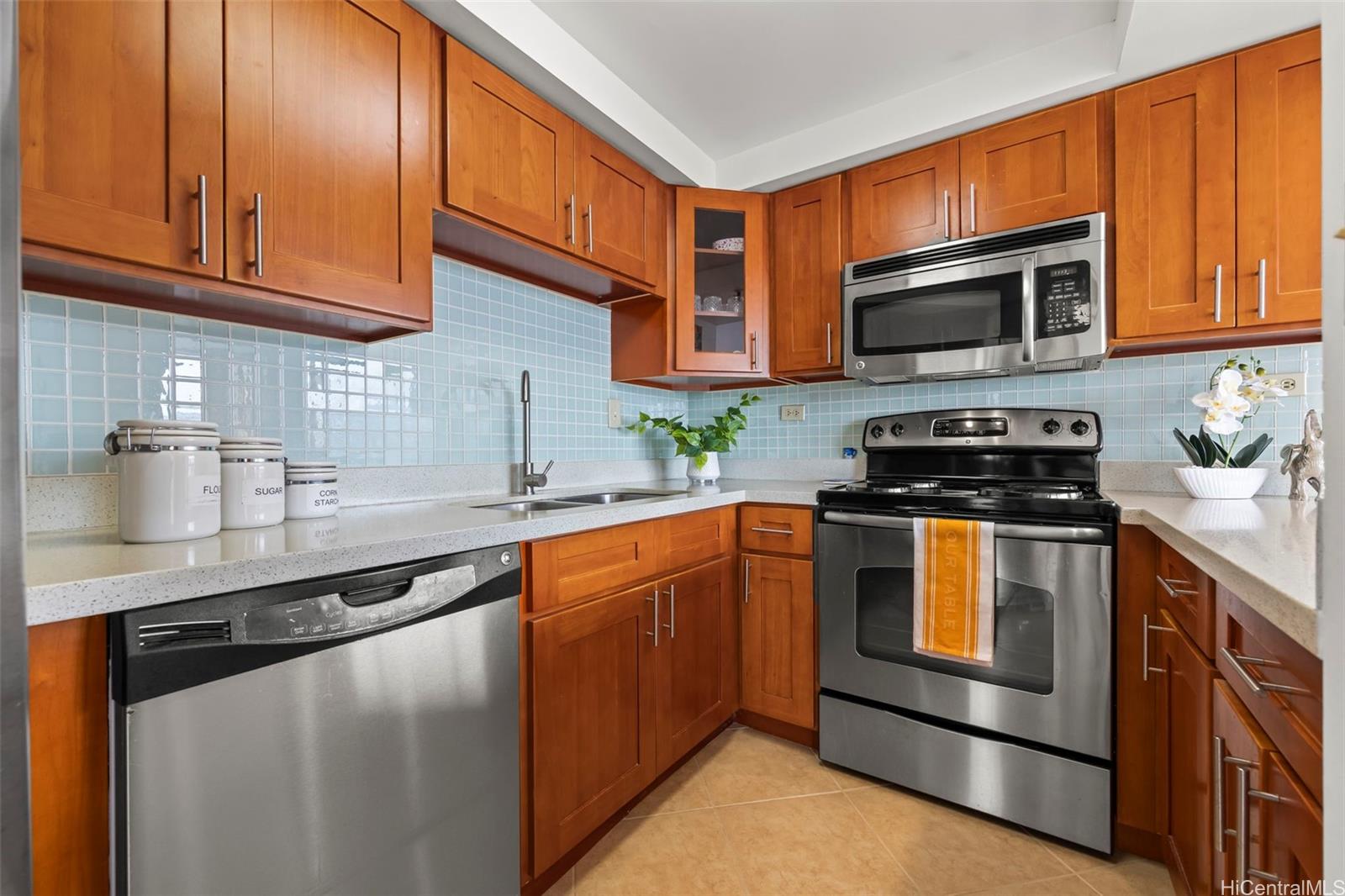 Iolani Court Plaza condo # 2201, Honolulu, Hawaii - photo 6 of 25