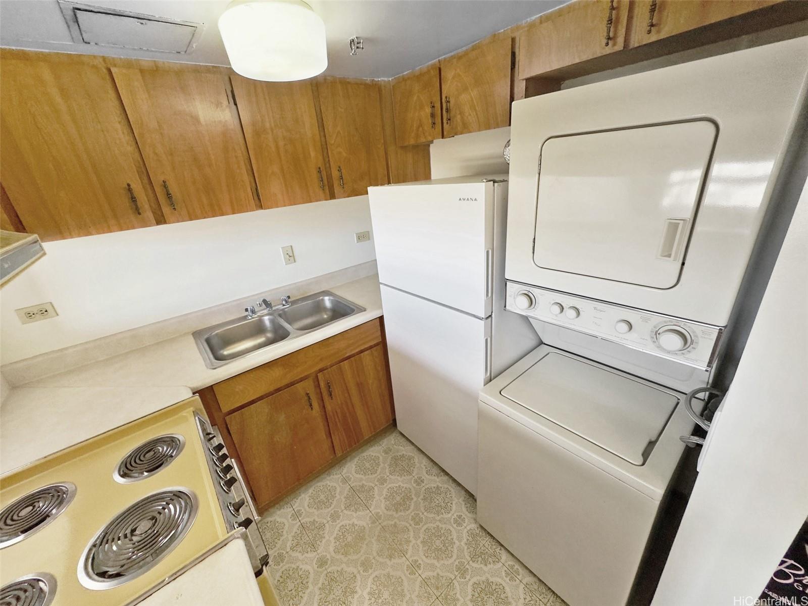 Iolani Court Plaza condo # 2702, Honolulu, Hawaii - photo 16 of 20