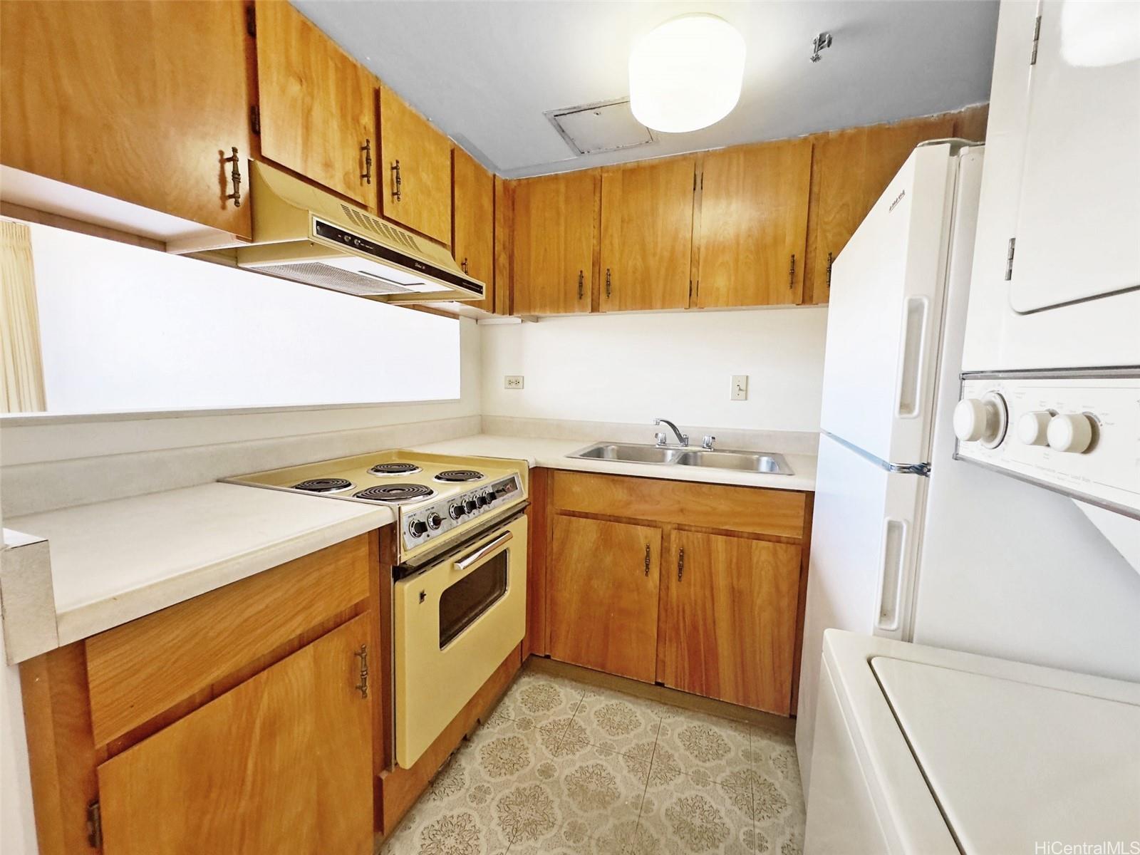 Iolani Court Plaza condo # 2702, Honolulu, Hawaii - photo 17 of 22