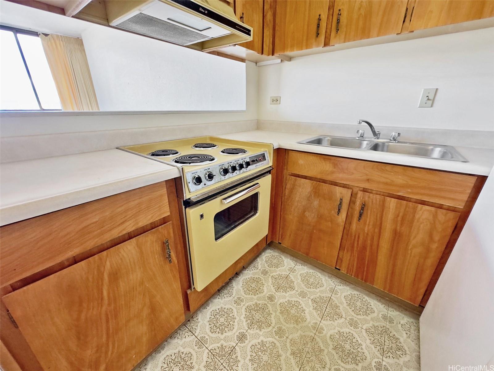 Iolani Court Plaza condo # 2702, Honolulu, Hawaii - photo 18 of 22