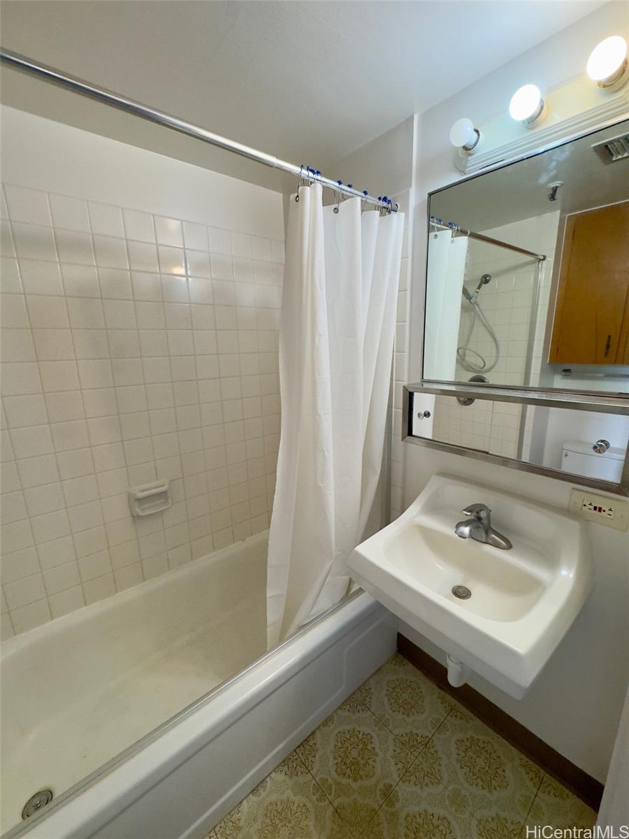 Iolani Court Plaza condo # 2702, Honolulu, Hawaii - photo 20 of 22