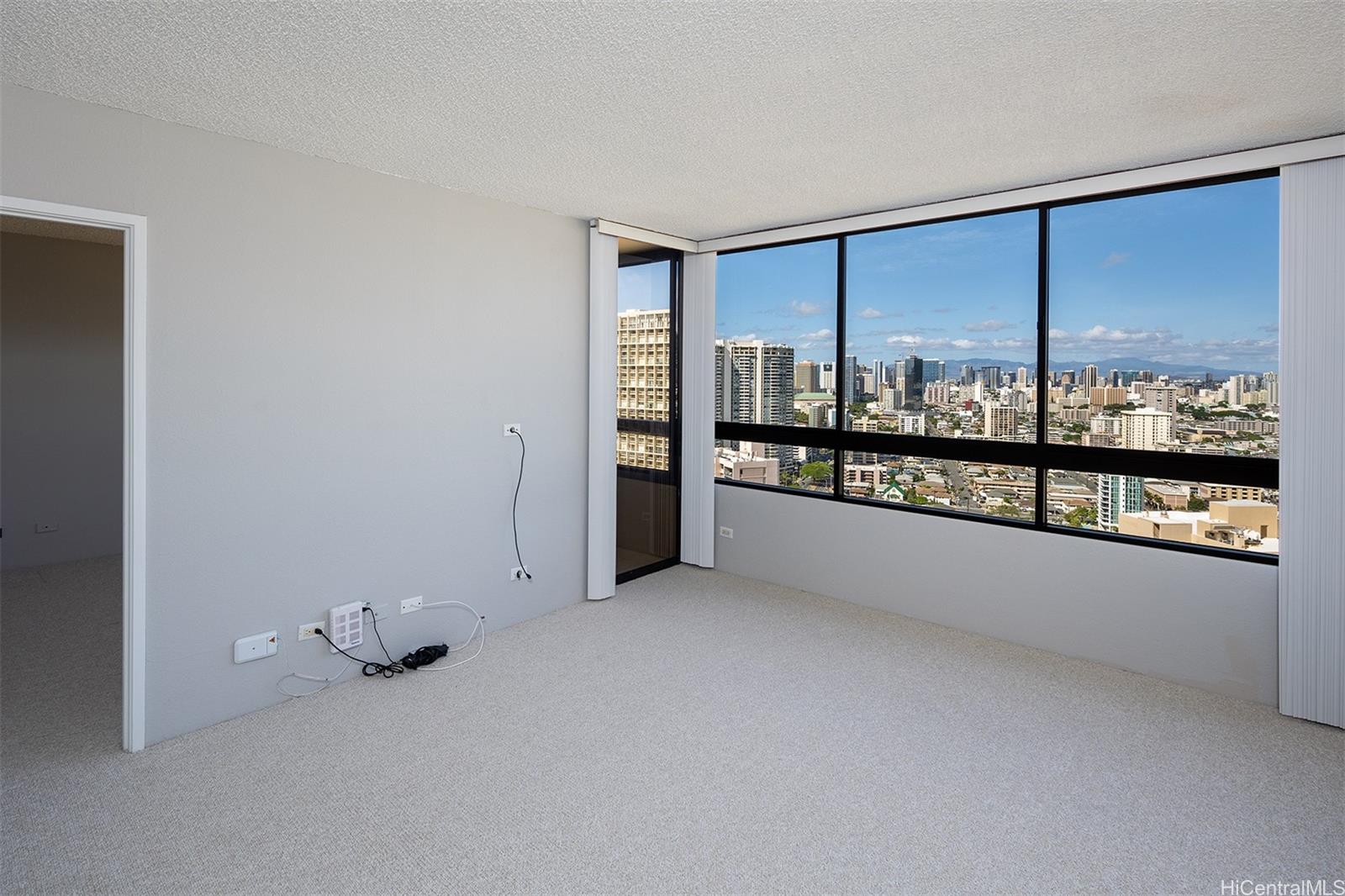 2499 Kapiolani Blvd Honolulu - Rental - photo 2 of 21