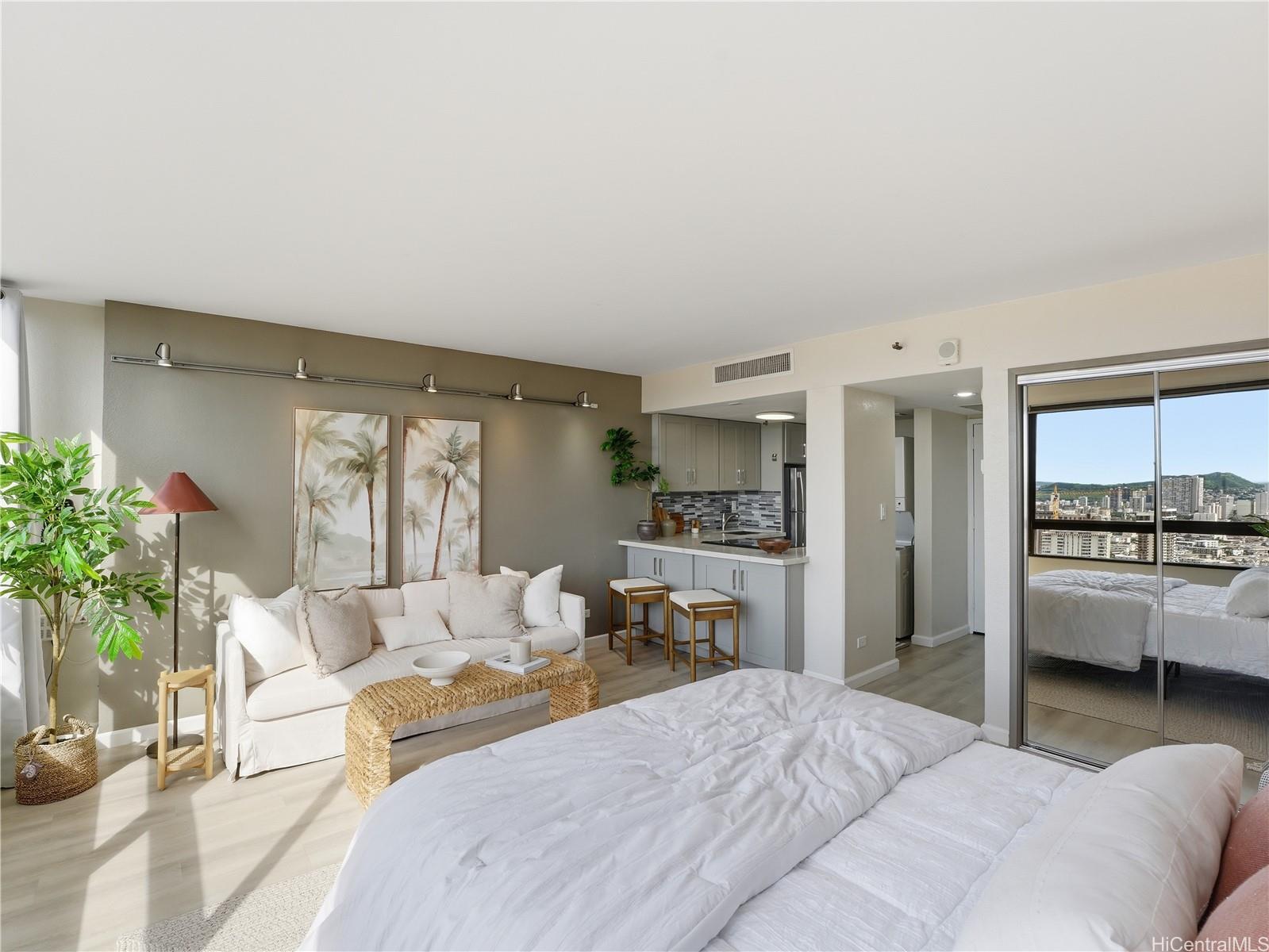 Iolani Court Plaza condo # 3202, Honolulu, Hawaii - photo 4 of 17