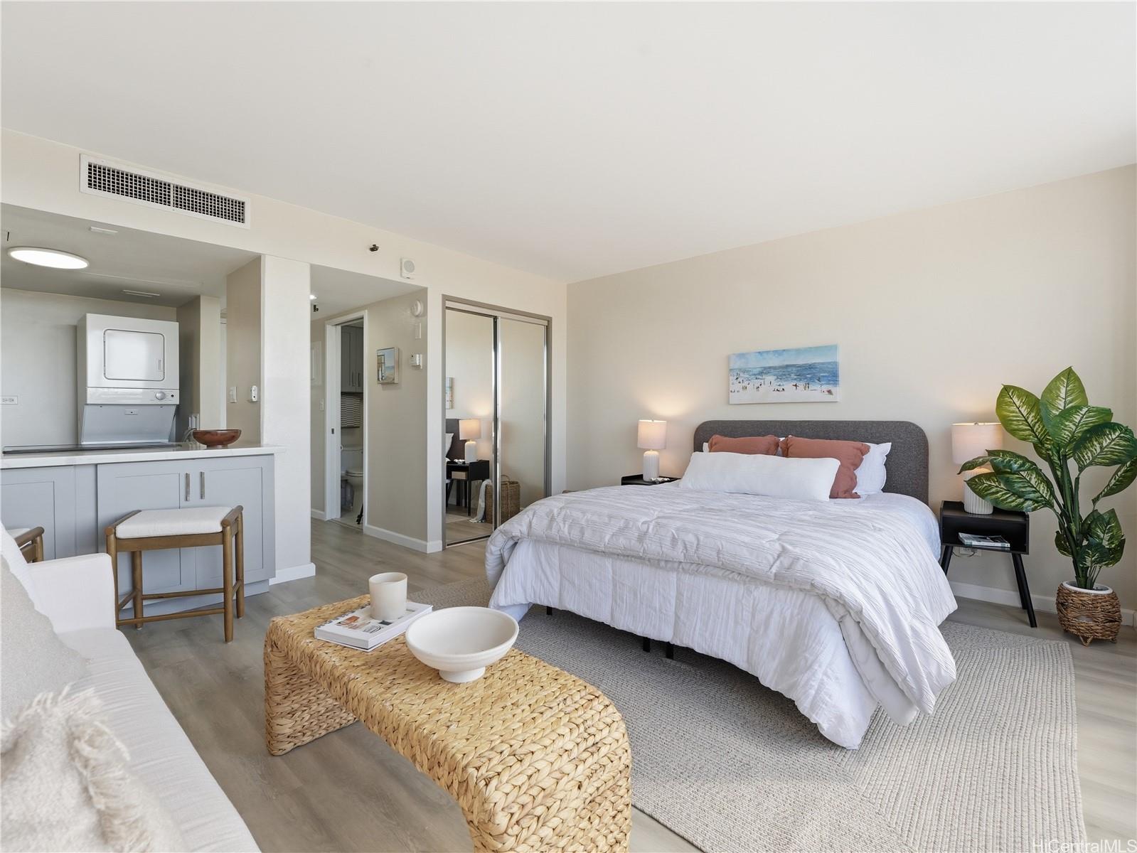 Iolani Court Plaza condo # 3202, Honolulu, Hawaii - photo 5 of 17