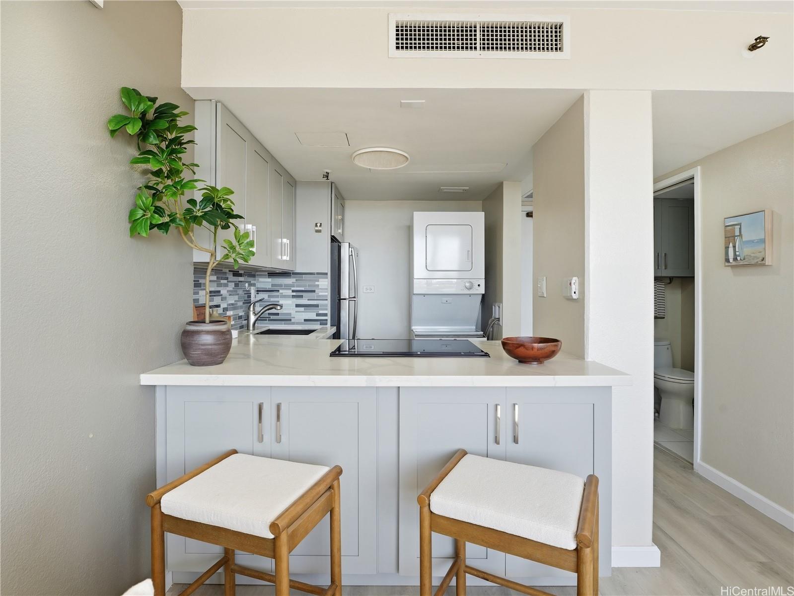 Iolani Court Plaza condo # 3202, Honolulu, Hawaii - photo 6 of 17