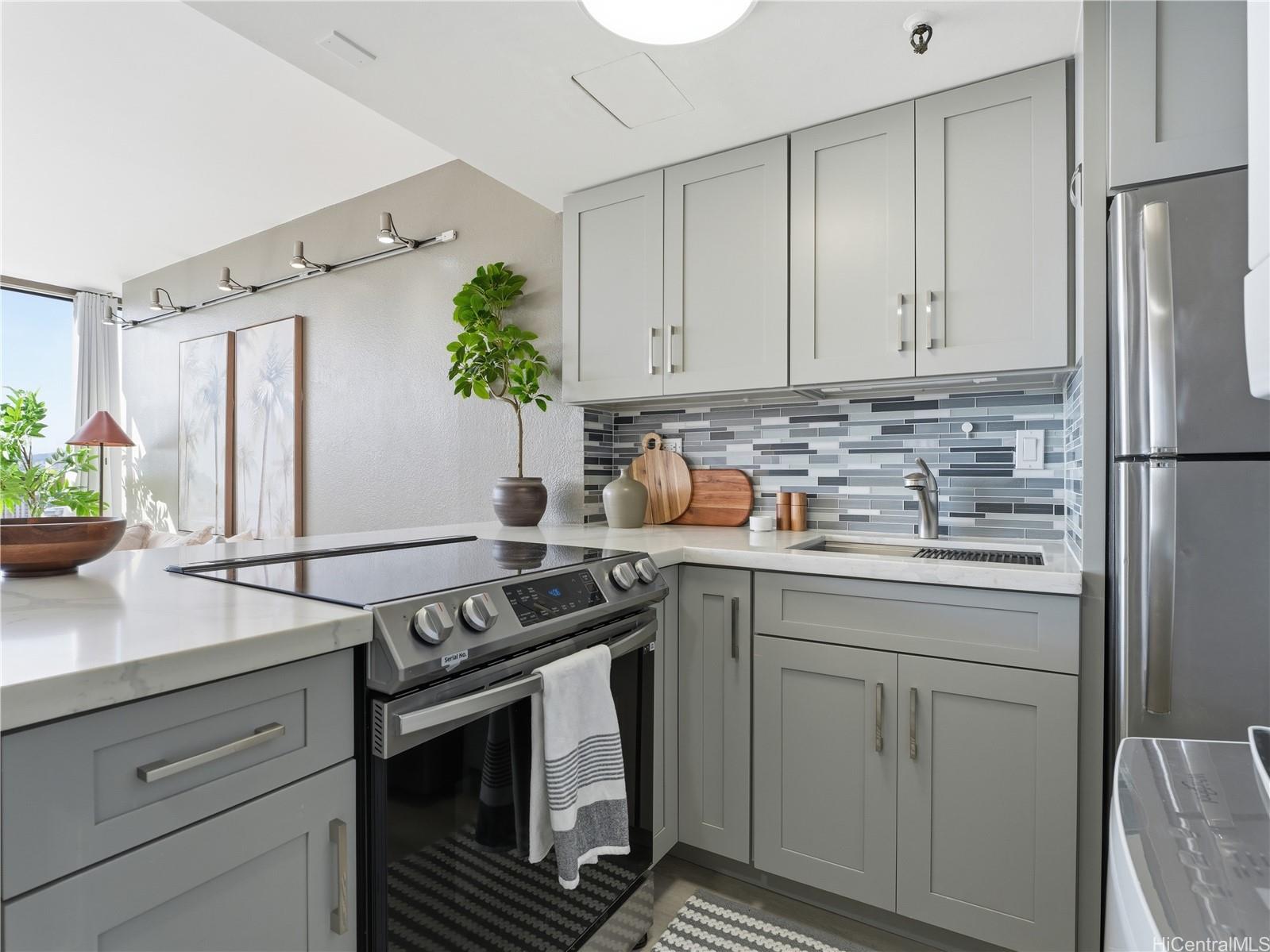 Iolani Court Plaza condo # 3202, Honolulu, Hawaii - photo 7 of 17