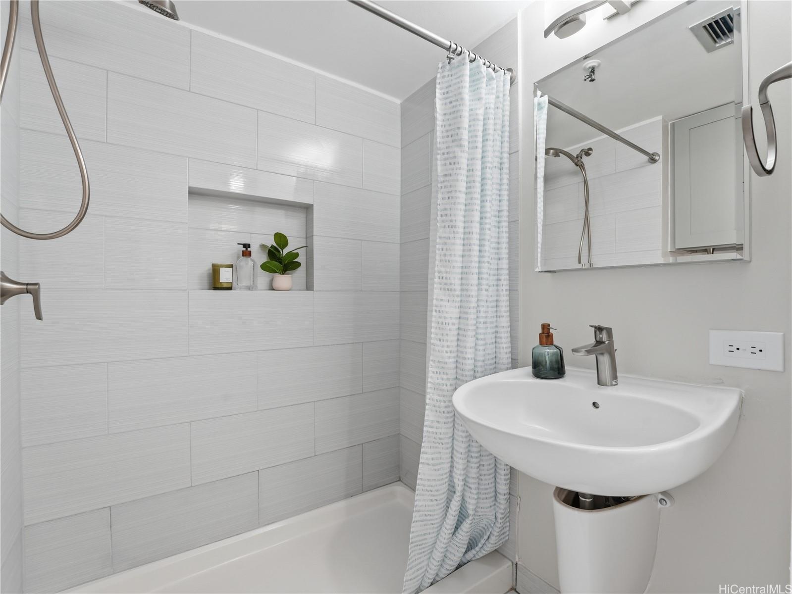 Iolani Court Plaza condo # 3202, Honolulu, Hawaii - photo 8 of 17