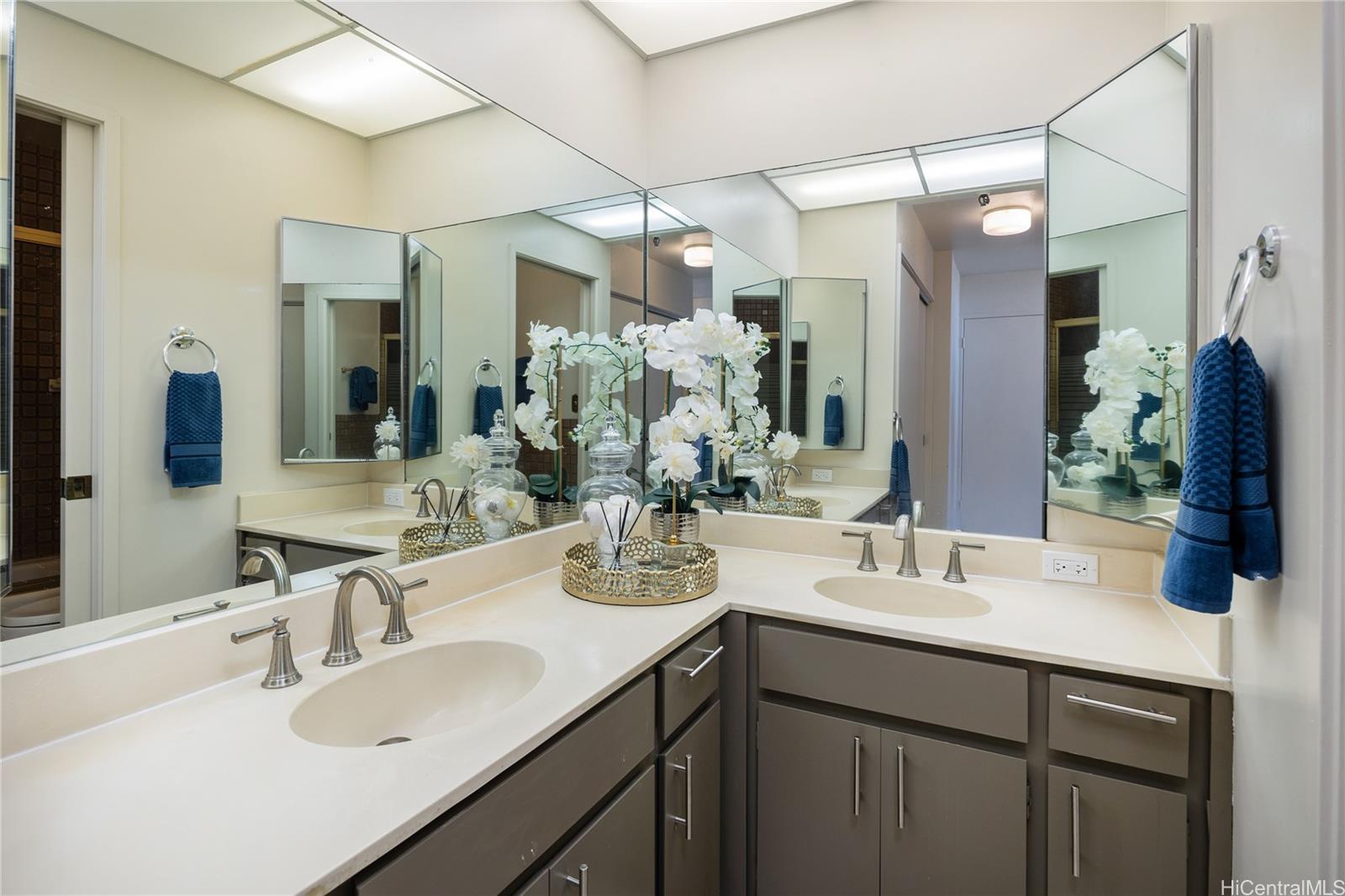 Iolani Court Plaza condo # 3804, Honolulu, Hawaii - photo 13 of 23