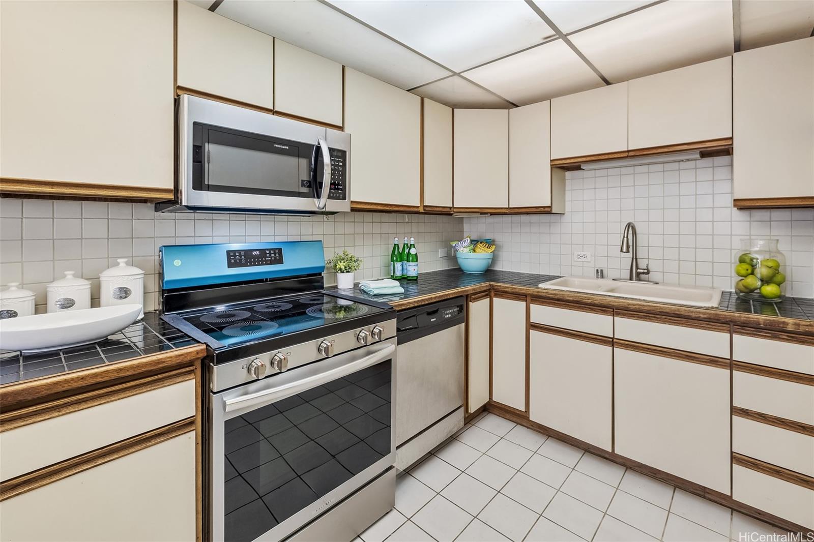 250 Ohua condo # 1B, Honolulu, Hawaii - photo 13 of 25