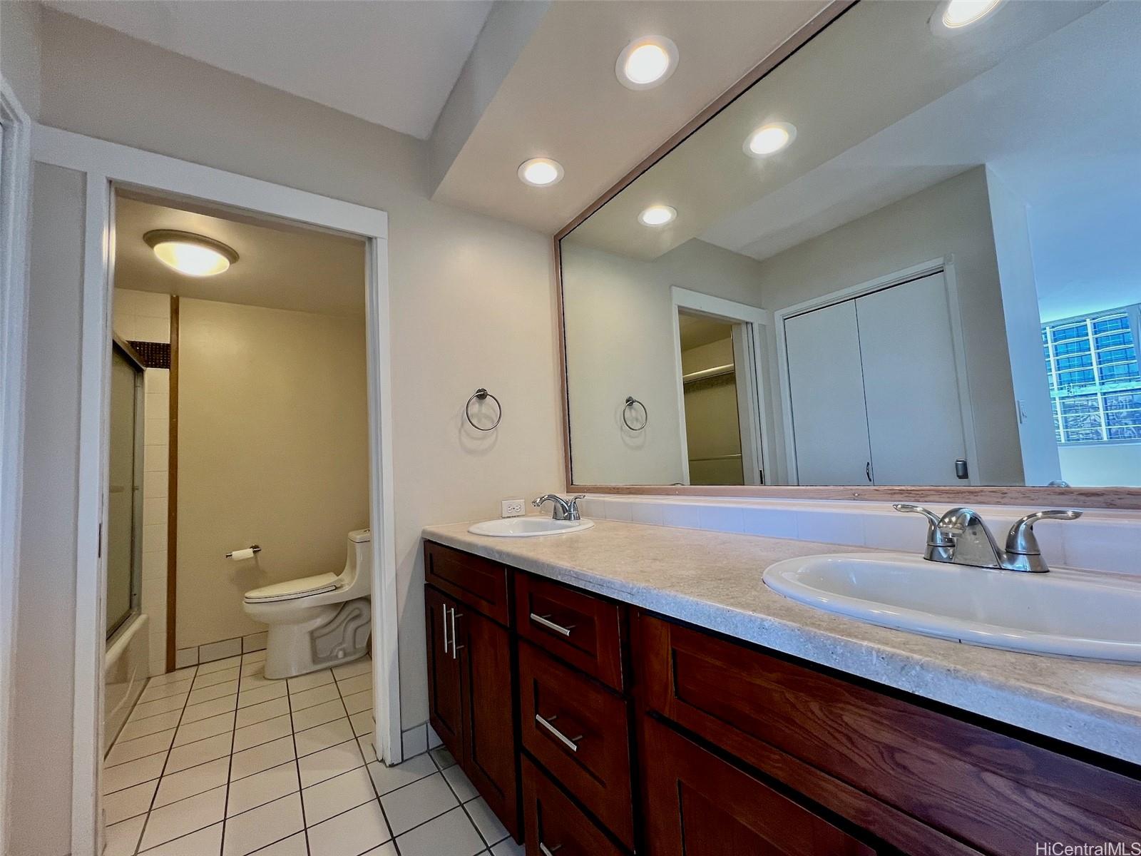 Foster Tower condo # 1604, Honolulu, Hawaii - photo 15 of 25