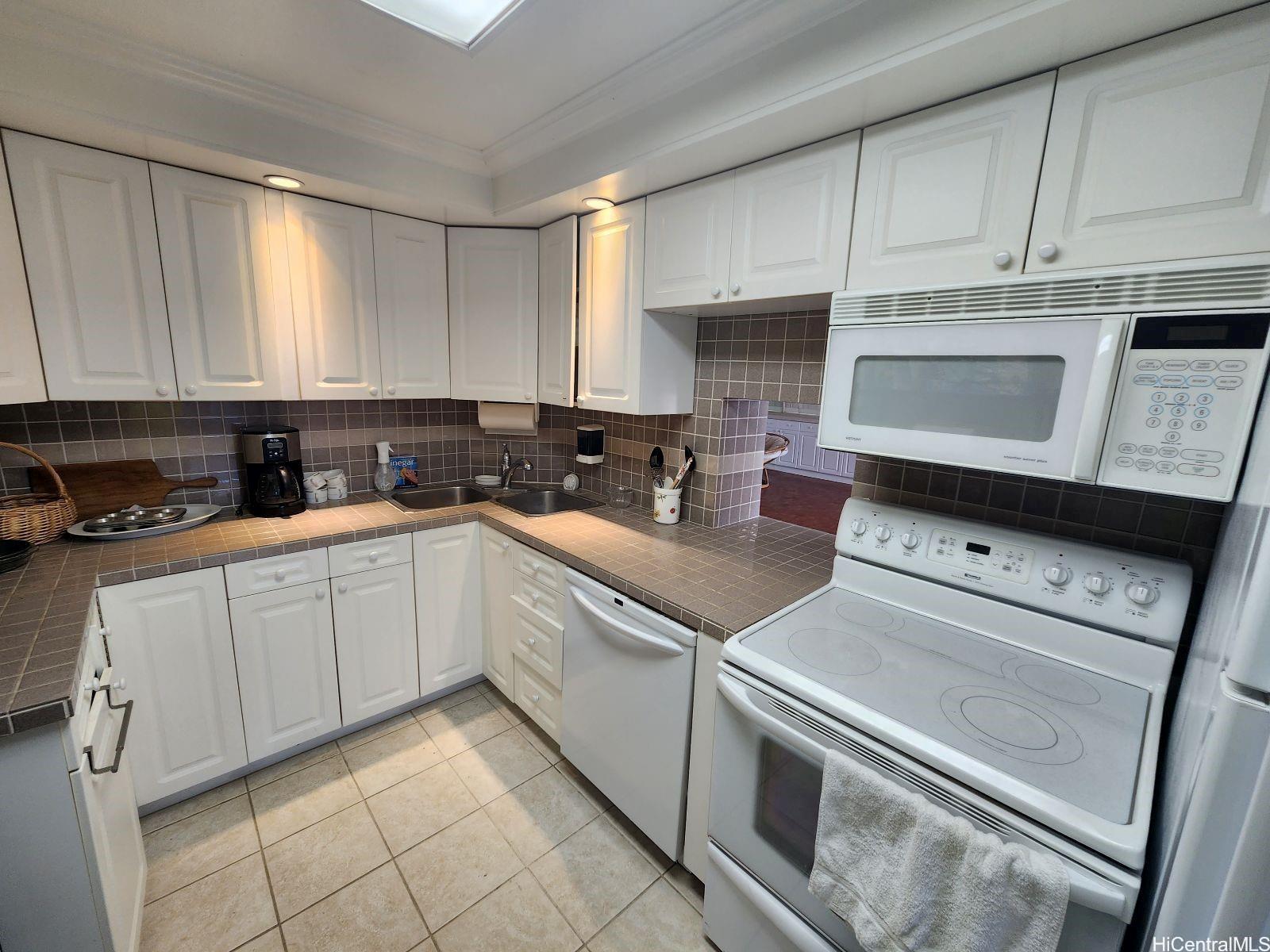 Foster Tower condo # 201, Honolulu, Hawaii - photo 9 of 12