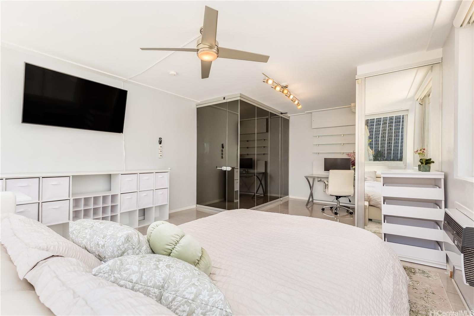 Foster Tower condo # 504, Honolulu, Hawaii - photo 17 of 25