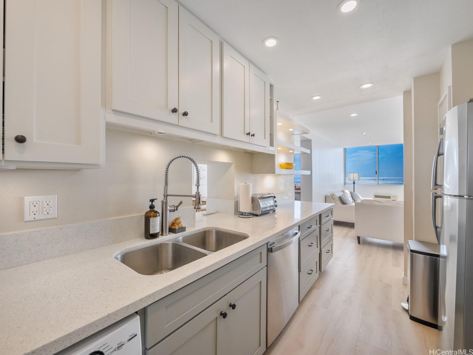 Foster Tower condo # 901, Honolulu, Hawaii - photo 6 of 25