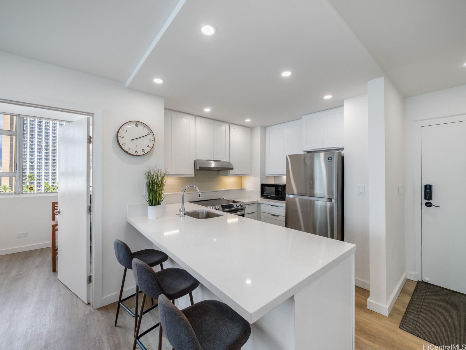 Foster Tower condo # 903, Honolulu, Hawaii - photo 3 of 25