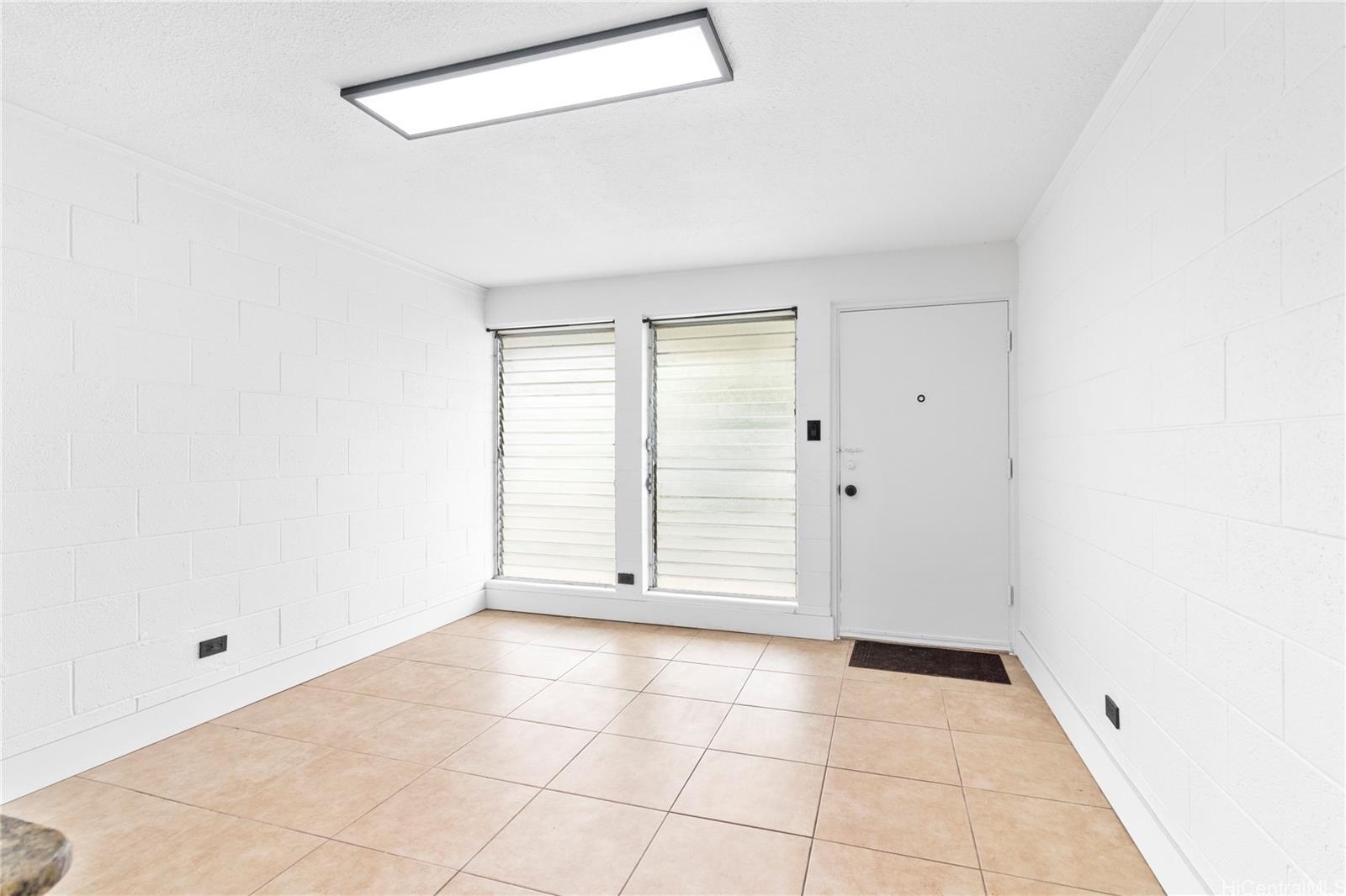 Varsity House condo # 101, Honolulu, Hawaii - photo 3 of 15