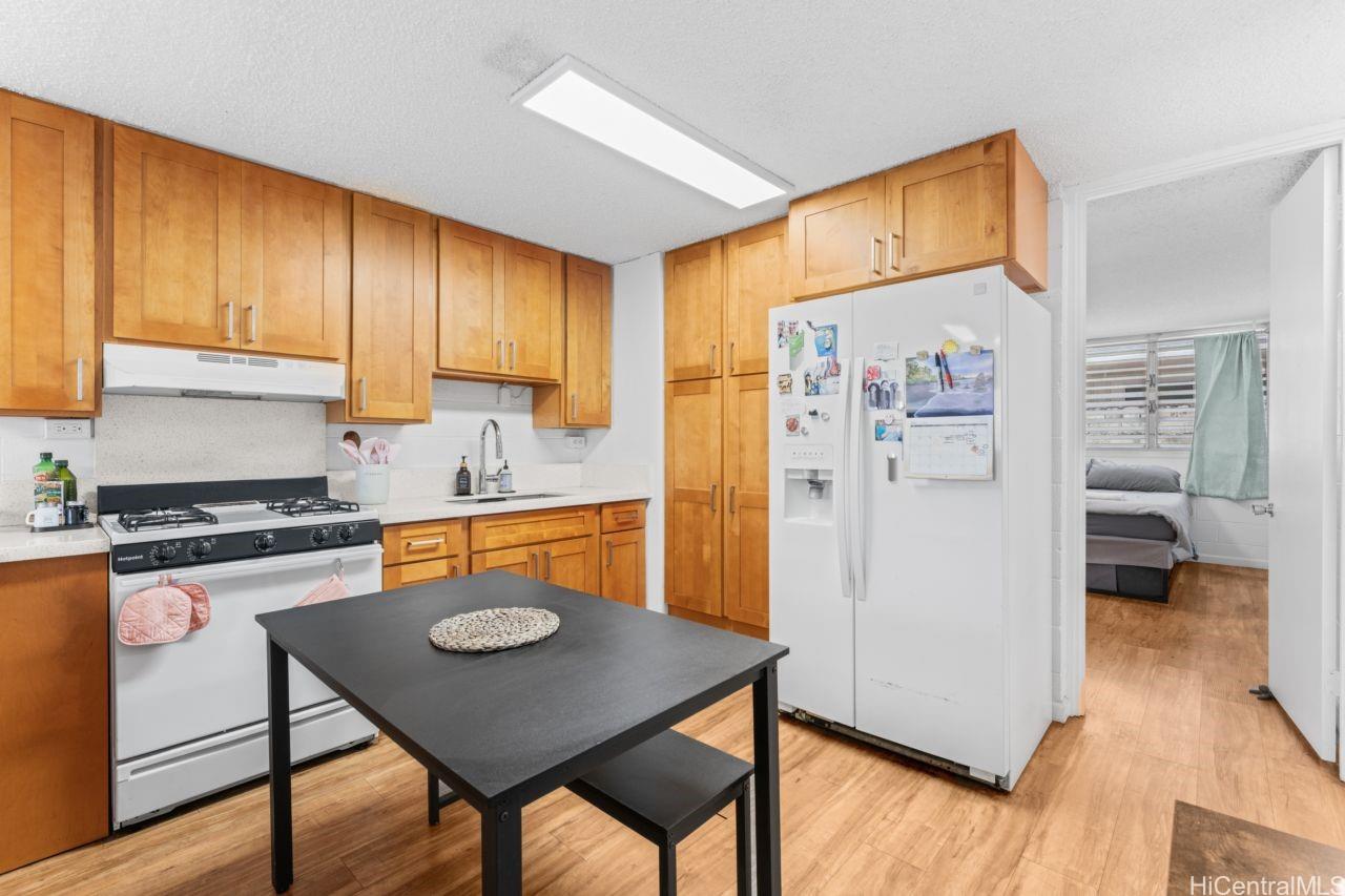 Varsity House condo # 102, Honolulu, Hawaii - photo 6 of 24