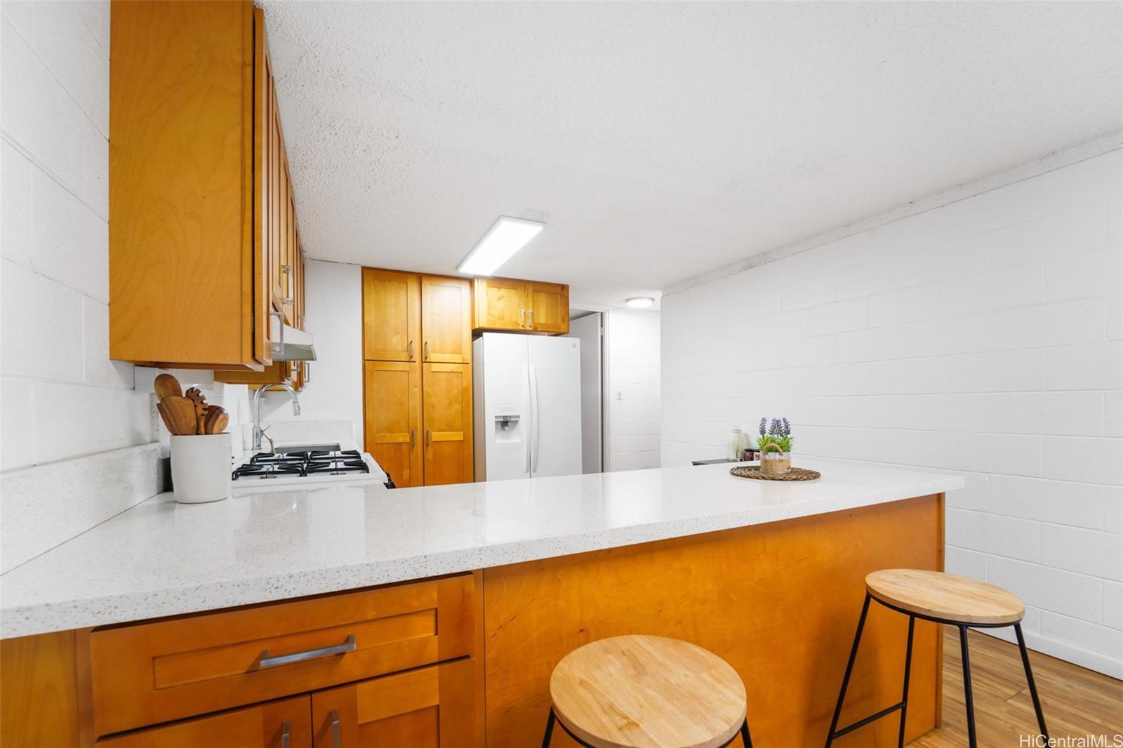 Varsity House condo # 102, Honolulu, Hawaii - photo 5 of 19