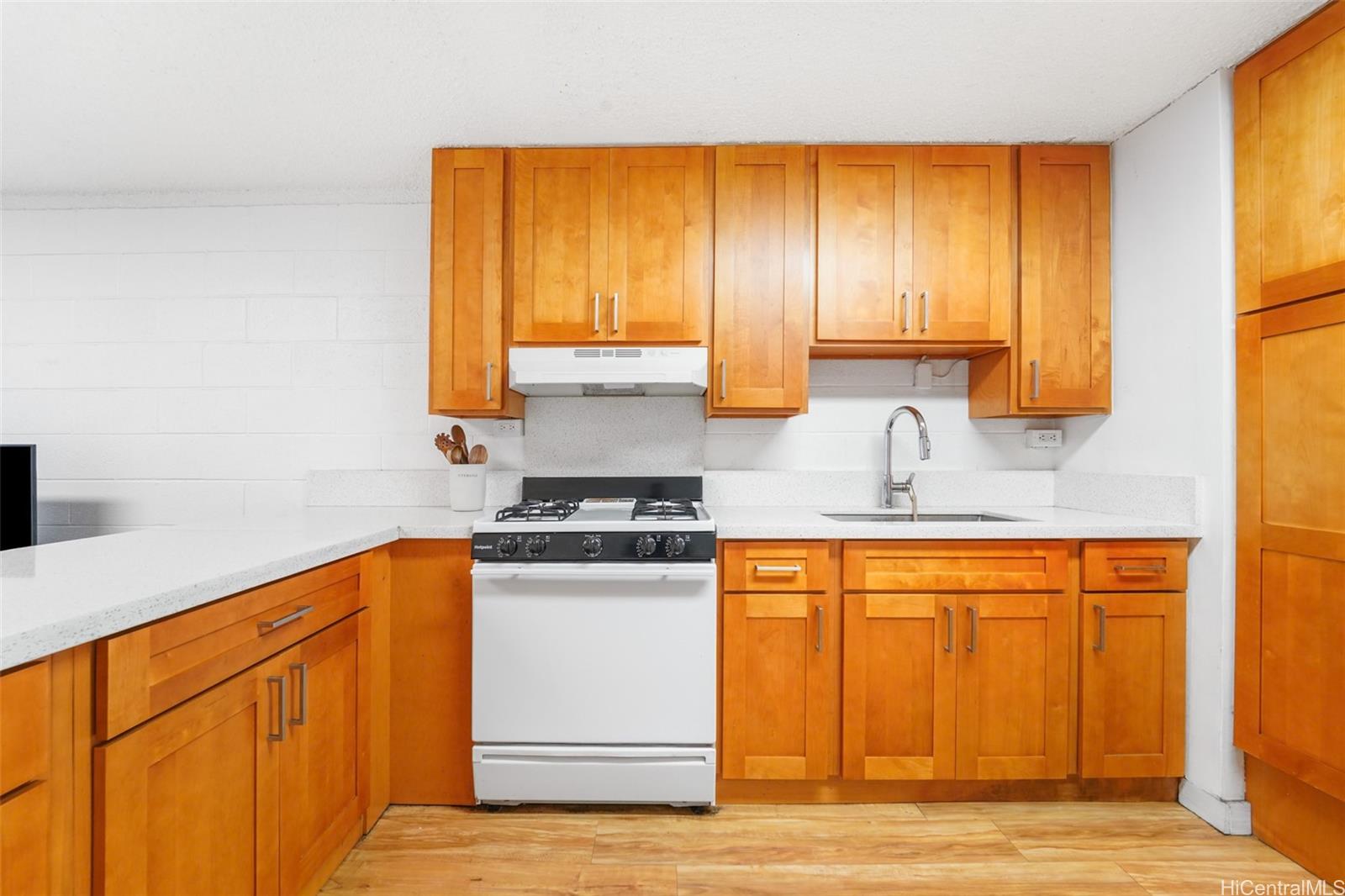 Varsity House condo # 102, Honolulu, Hawaii - photo 5 of 15