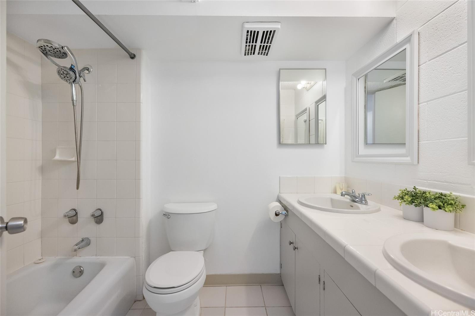 Varsity House condo # 205, Honolulu, Hawaii - photo 13 of 15