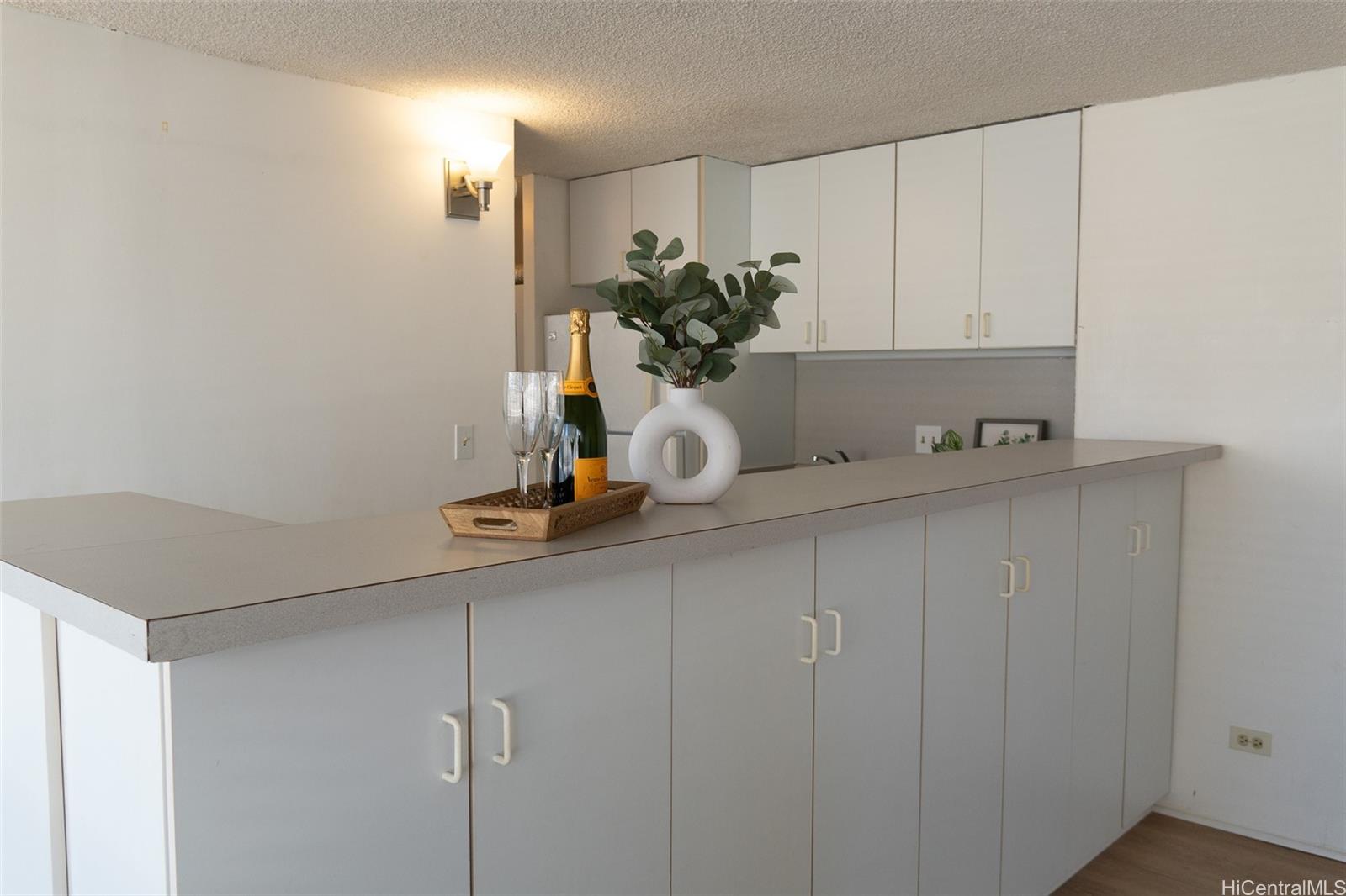 Regency Tower condo # 605, Honolulu, Hawaii - photo 2 of 15