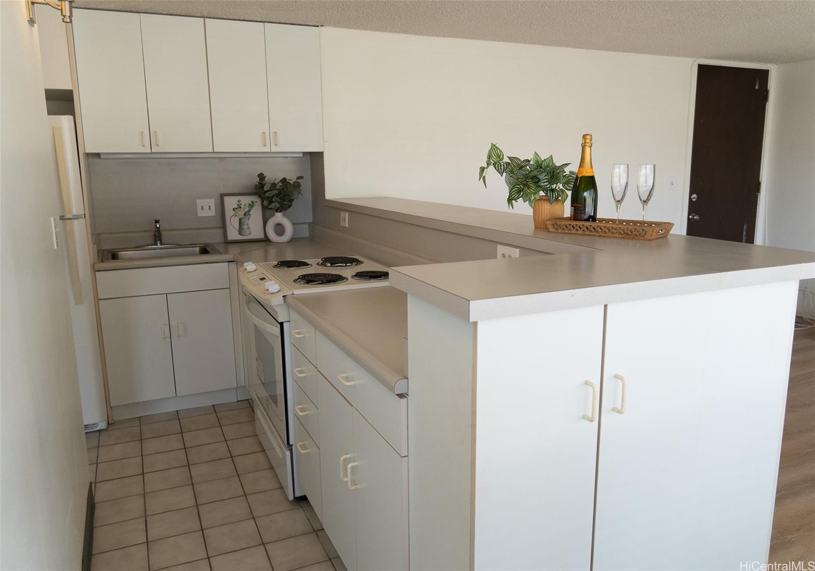 Regency Tower condo # 605, Honolulu, Hawaii - photo 3 of 15