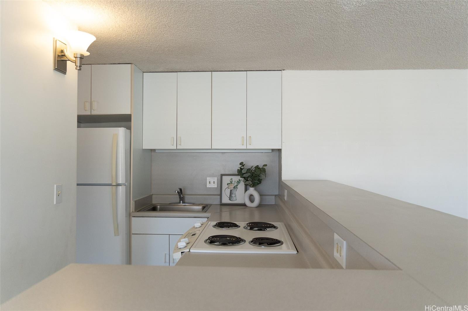 Regency Tower condo # 605, Honolulu, Hawaii - photo 4 of 15