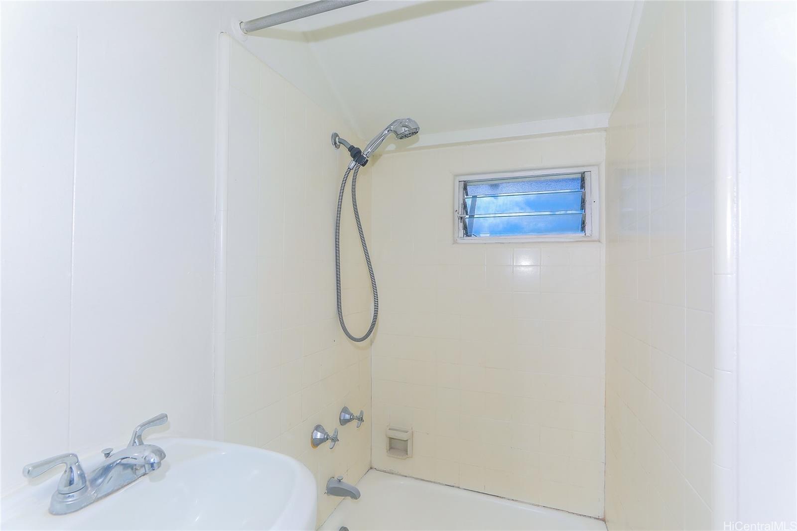 2534 E Manoa Rd Honolulu - Rental - photo 9 of 18
