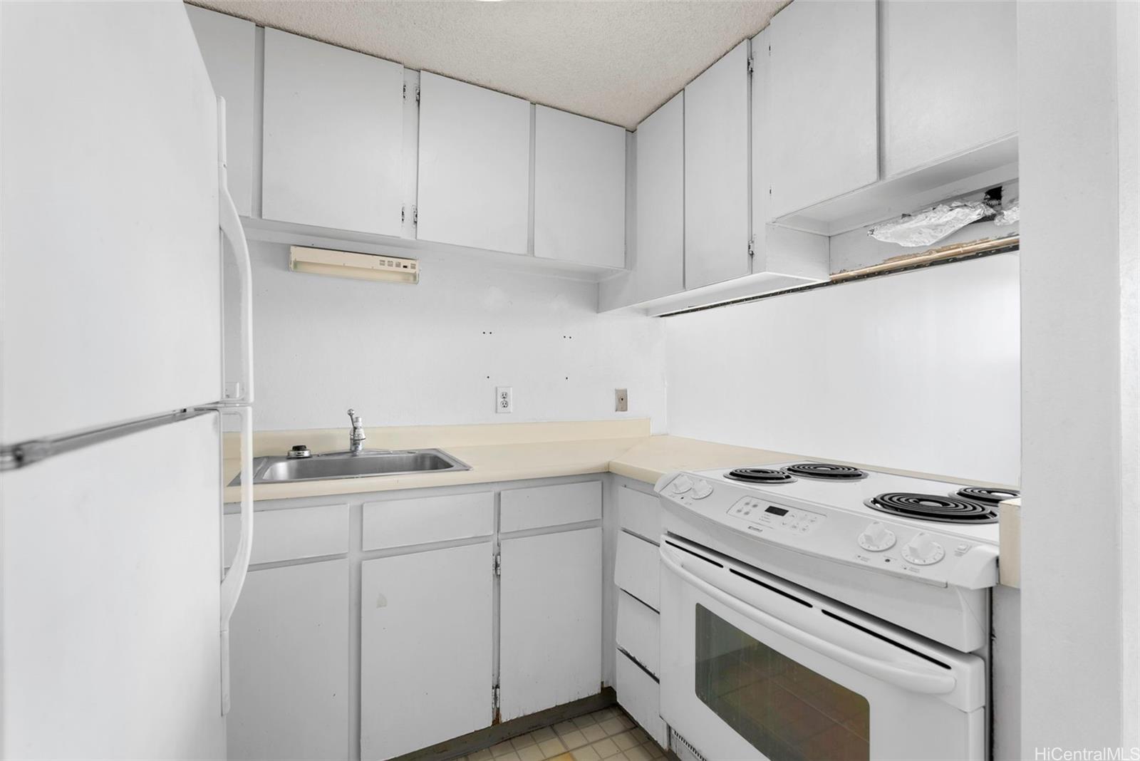 Plaza At Century Court condo # 901, Honolulu, Hawaii - photo 4 of 19