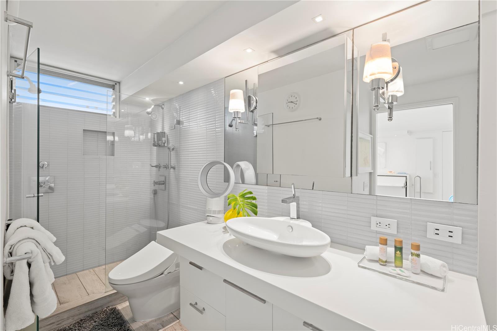 Tradewinds Plaza condo # 703, Honolulu, Hawaii - photo 18 of 24