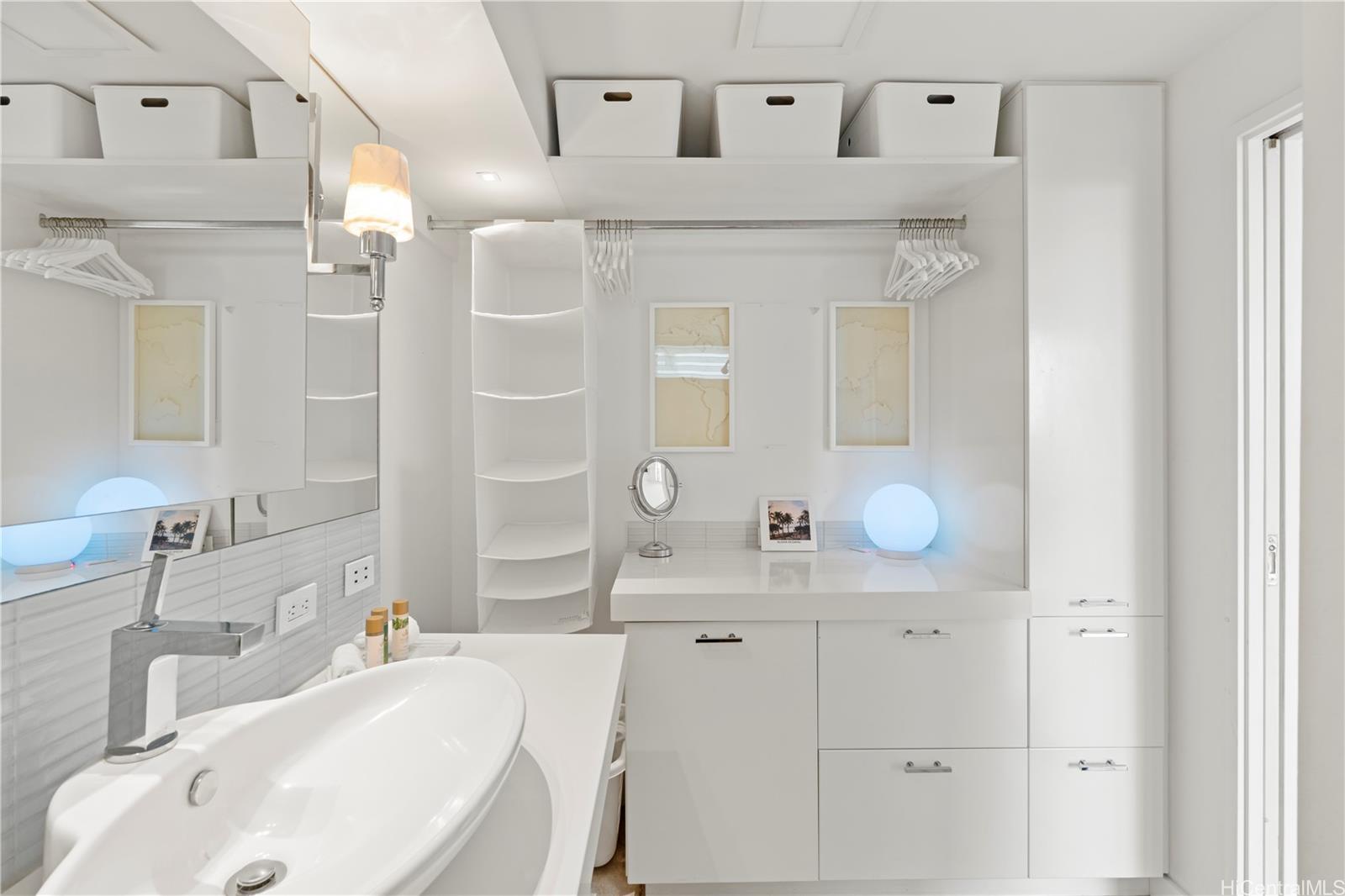 Tradewinds Plaza condo # 703, Honolulu, Hawaii - photo 19 of 24