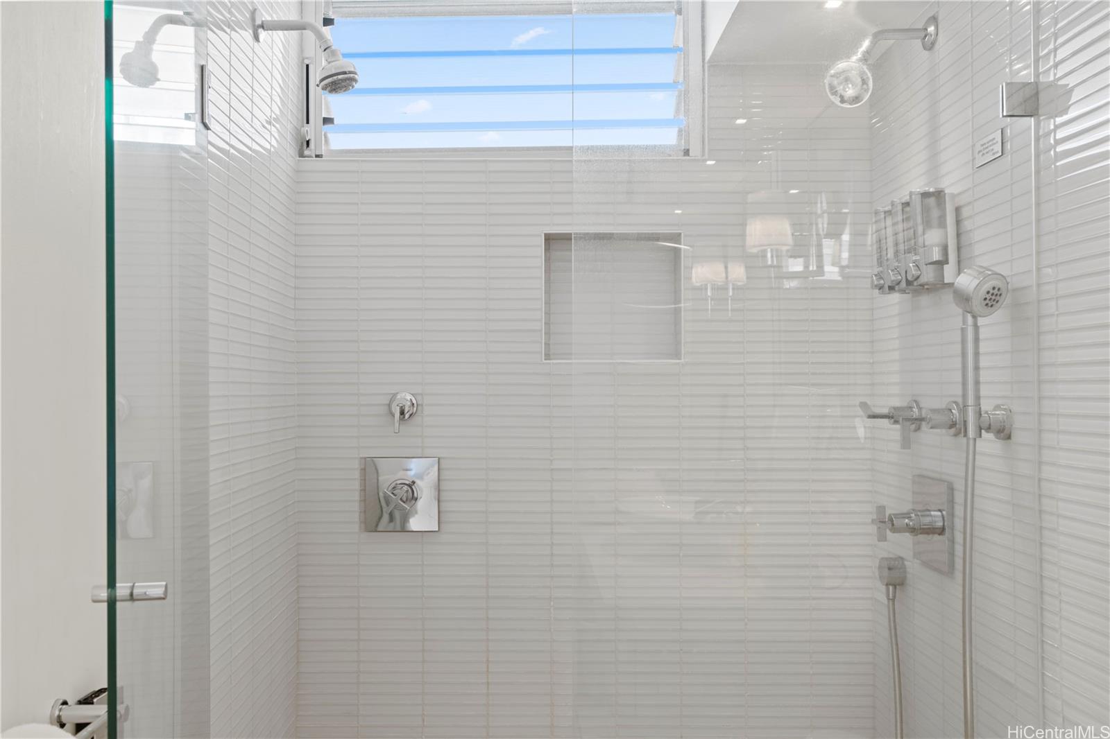 Tradewinds Plaza condo # 703, Honolulu, Hawaii - photo 7 of 24