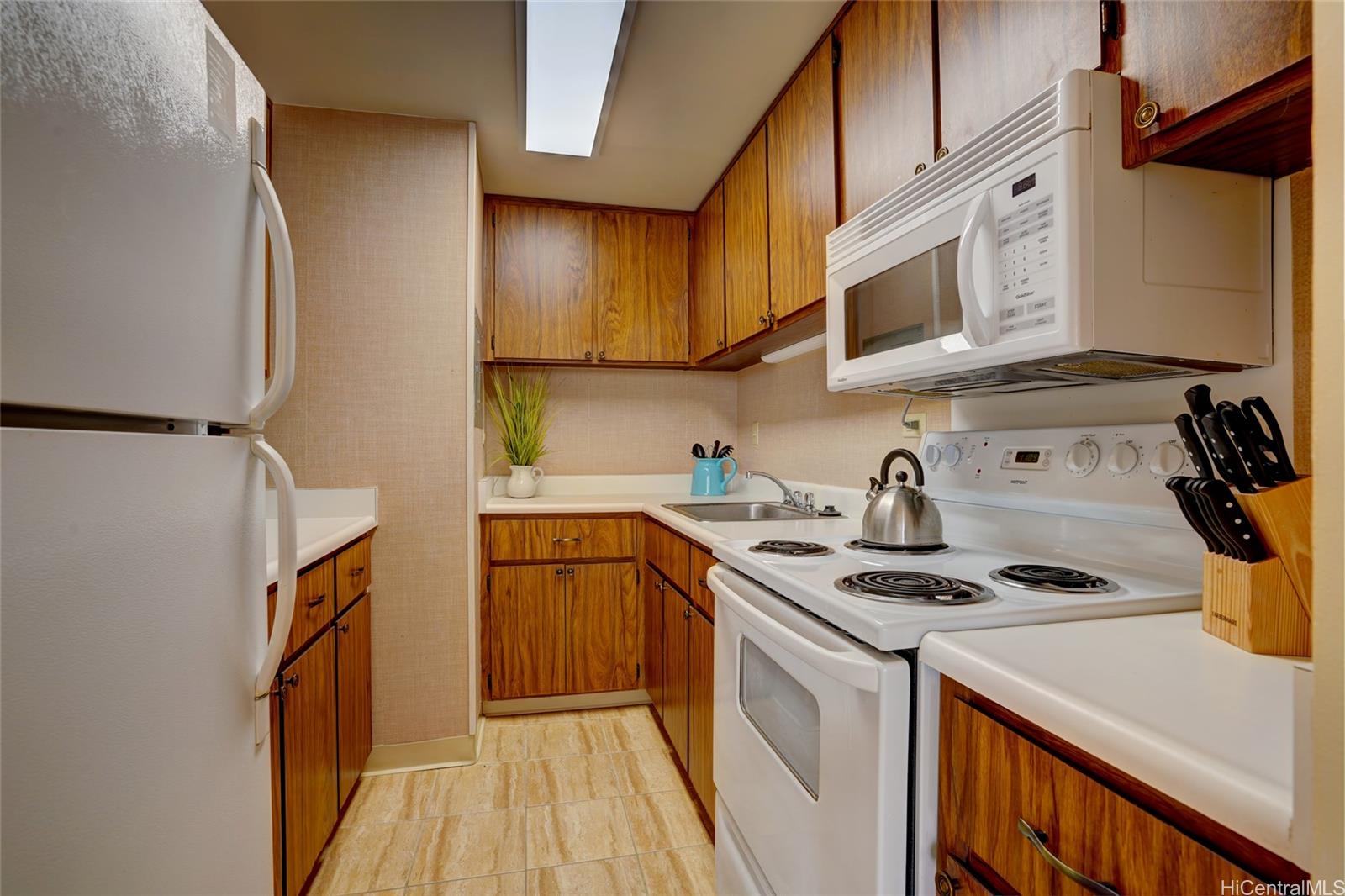 Tradewinds Plaza condo # 906, Honolulu, Hawaii - photo 11 of 18