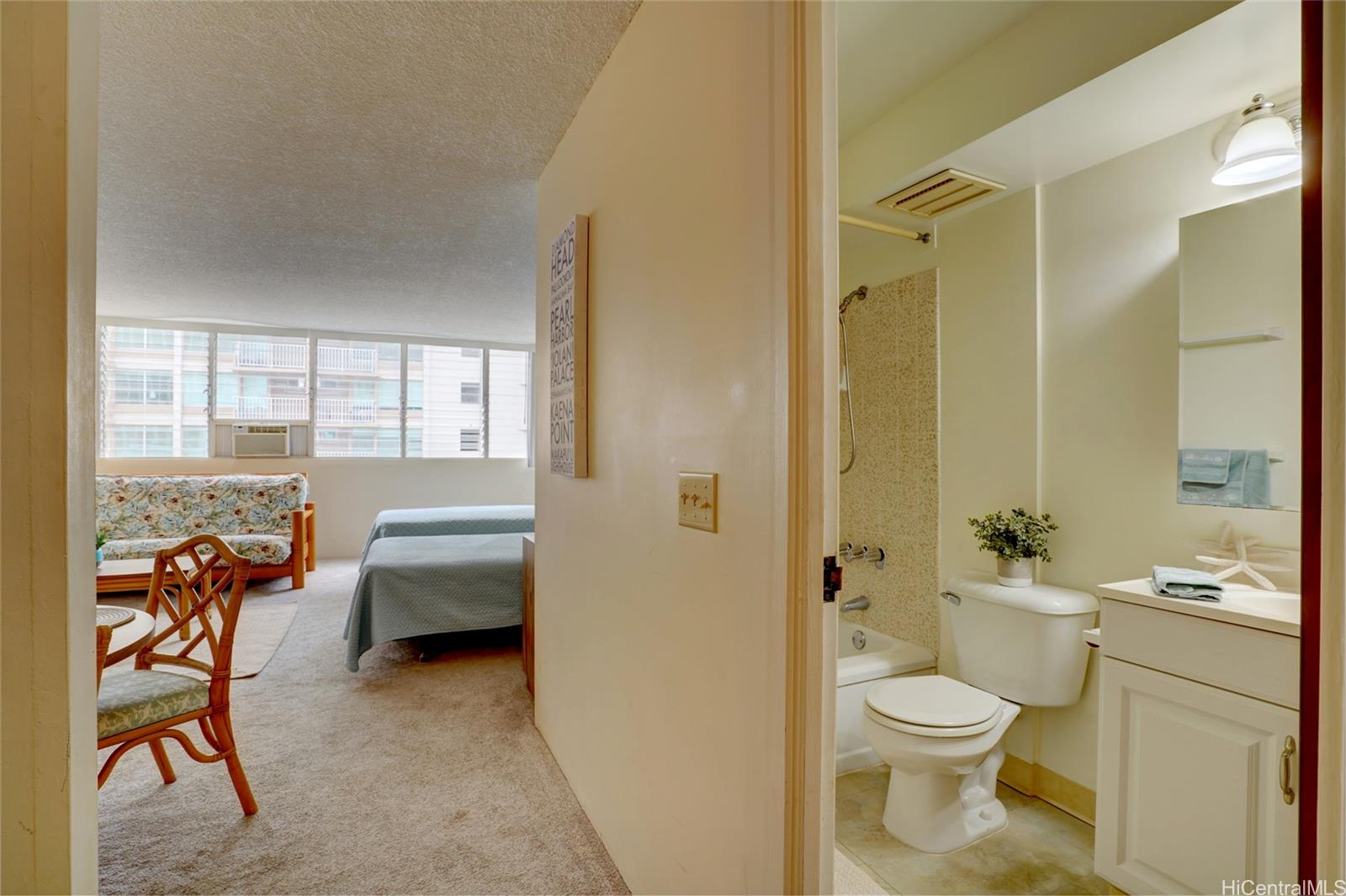 Tradewinds Plaza condo # 906, Honolulu, Hawaii - photo 6 of 18