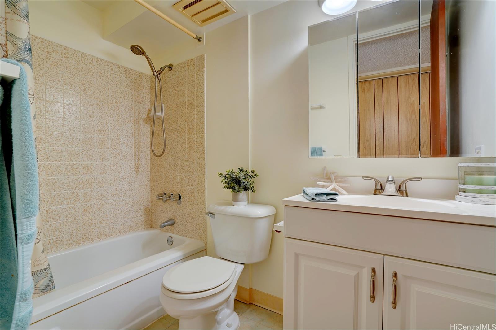 Tradewinds Plaza condo # 906, Honolulu, Hawaii - photo 7 of 18