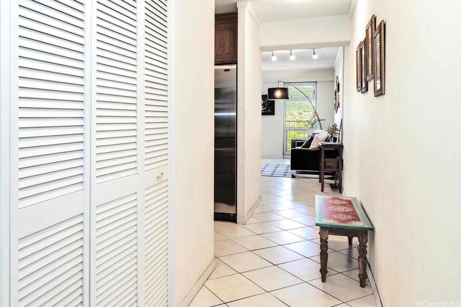 Crescent Park condo # 1202, Honolulu, Hawaii - photo 4 of 25