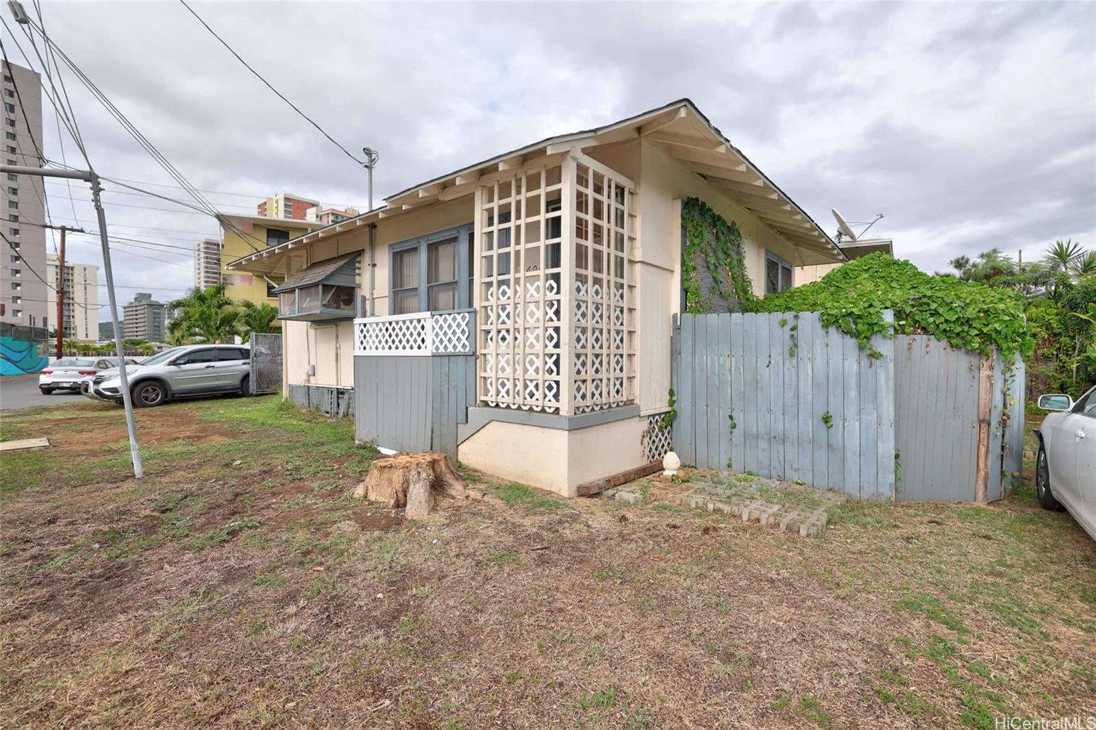 2606 Nahaku Place Honolulu - Multi-family - photo 3 of 25