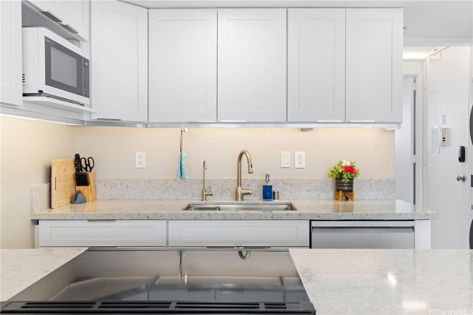 Canal House condo # 1805, Honolulu, Hawaii - photo 2 of 15