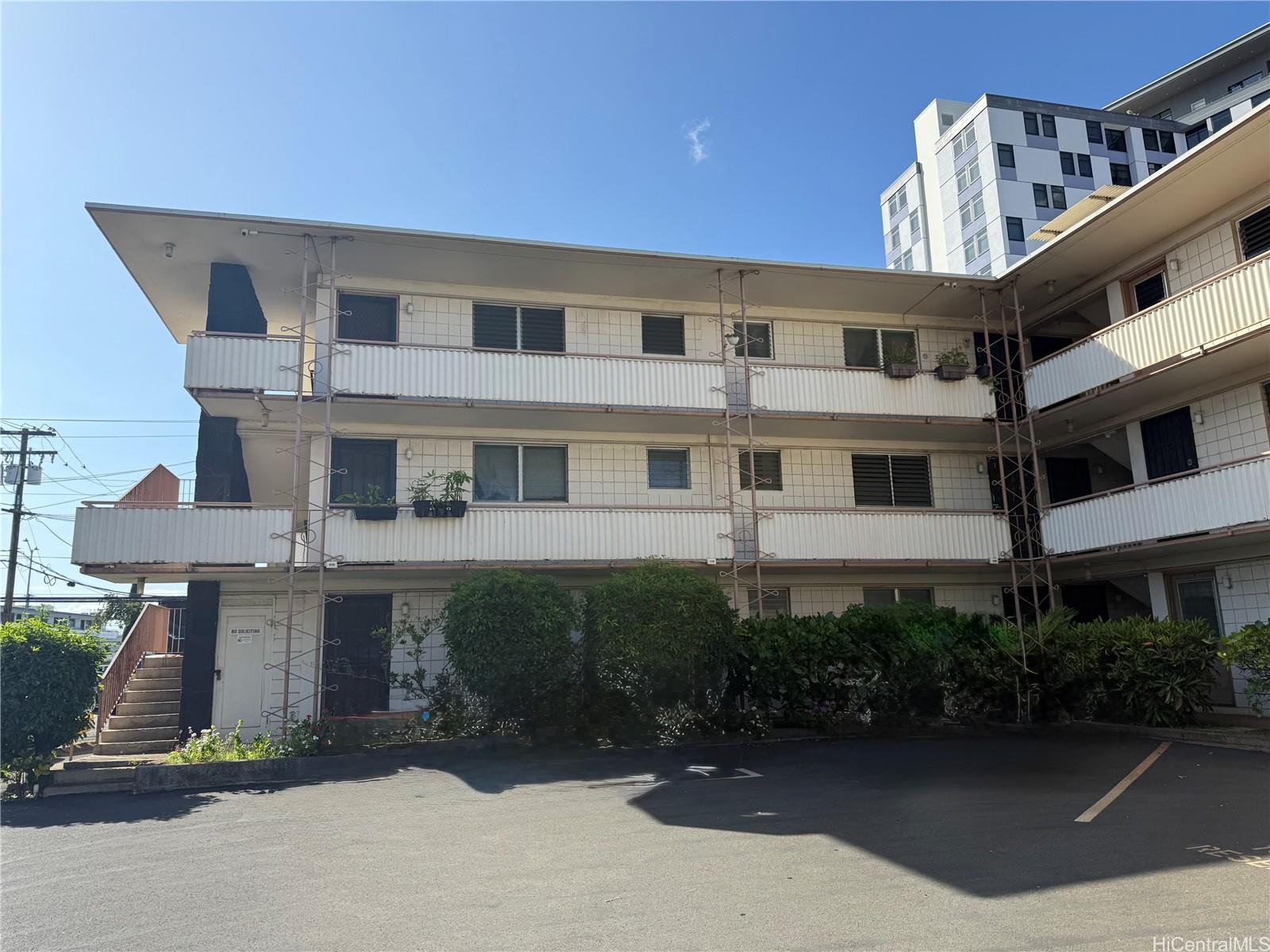 University Plaza condo # K, Honolulu, Hawaii - photo 2 of 12