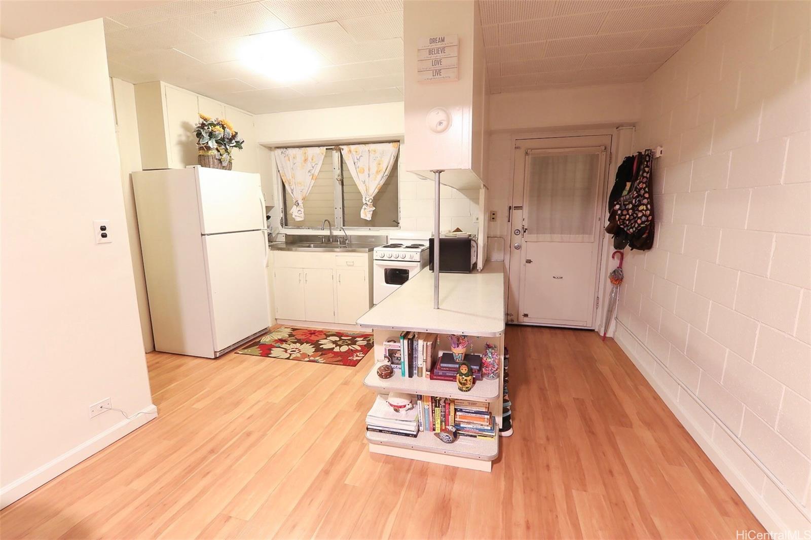 University Plaza condo # K, Honolulu, Hawaii - photo 6 of 12